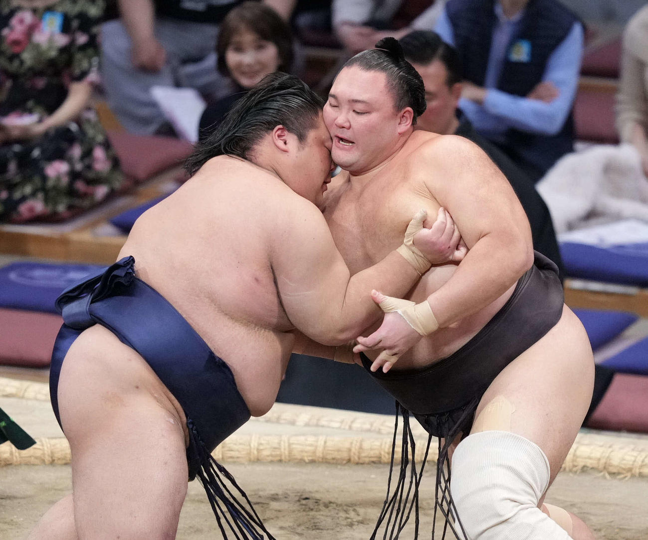 藤凌駕（左）を攻める朝乃山（撮影・小沢裕）