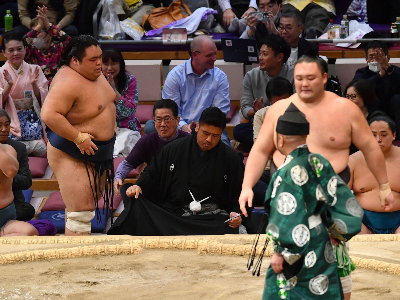 寄り切りで朝乃山（右）に敗れ、肩を落とす藤凌駕（撮影・岩下翔太）