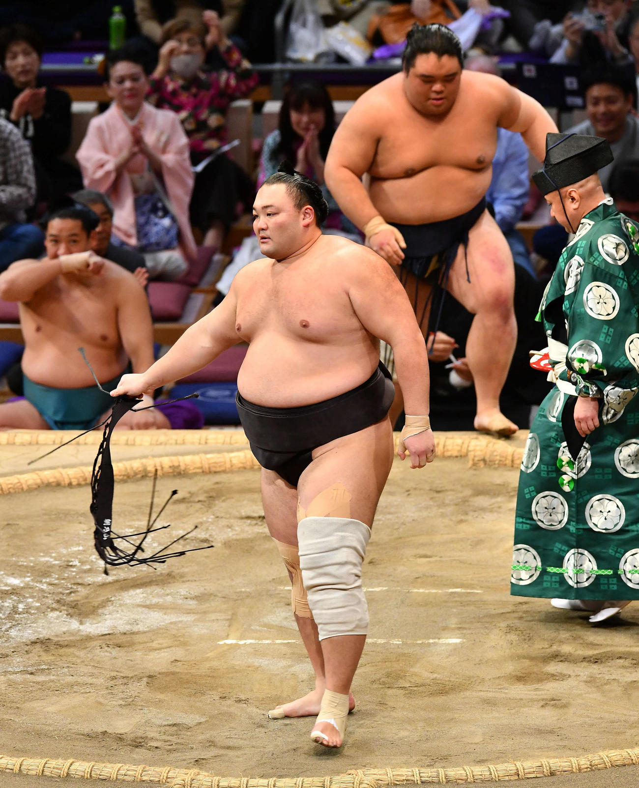 寄り切りで藤凌駕（右奥）を下した朝乃山（撮影・岩下翔太）