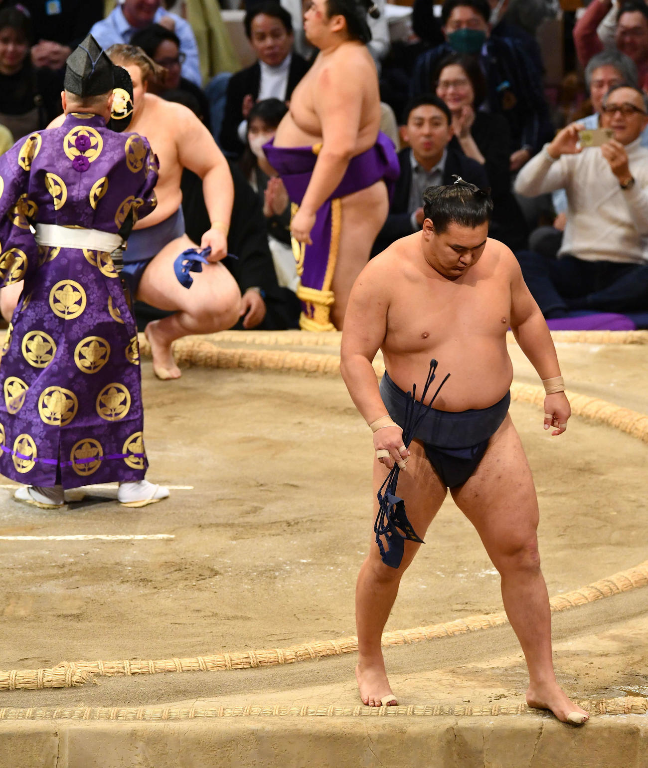 押し出しで安青錦（左）に敗れ、厳しい表情で土俵を降りる豊昇龍（撮影・岩下翔太）