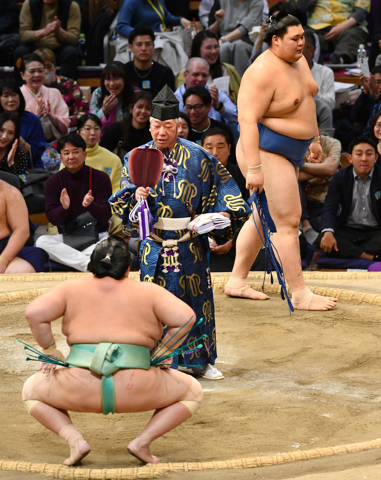 寄り切りで琴桜（左）に敗れた大の里（撮影・岩下翔太）