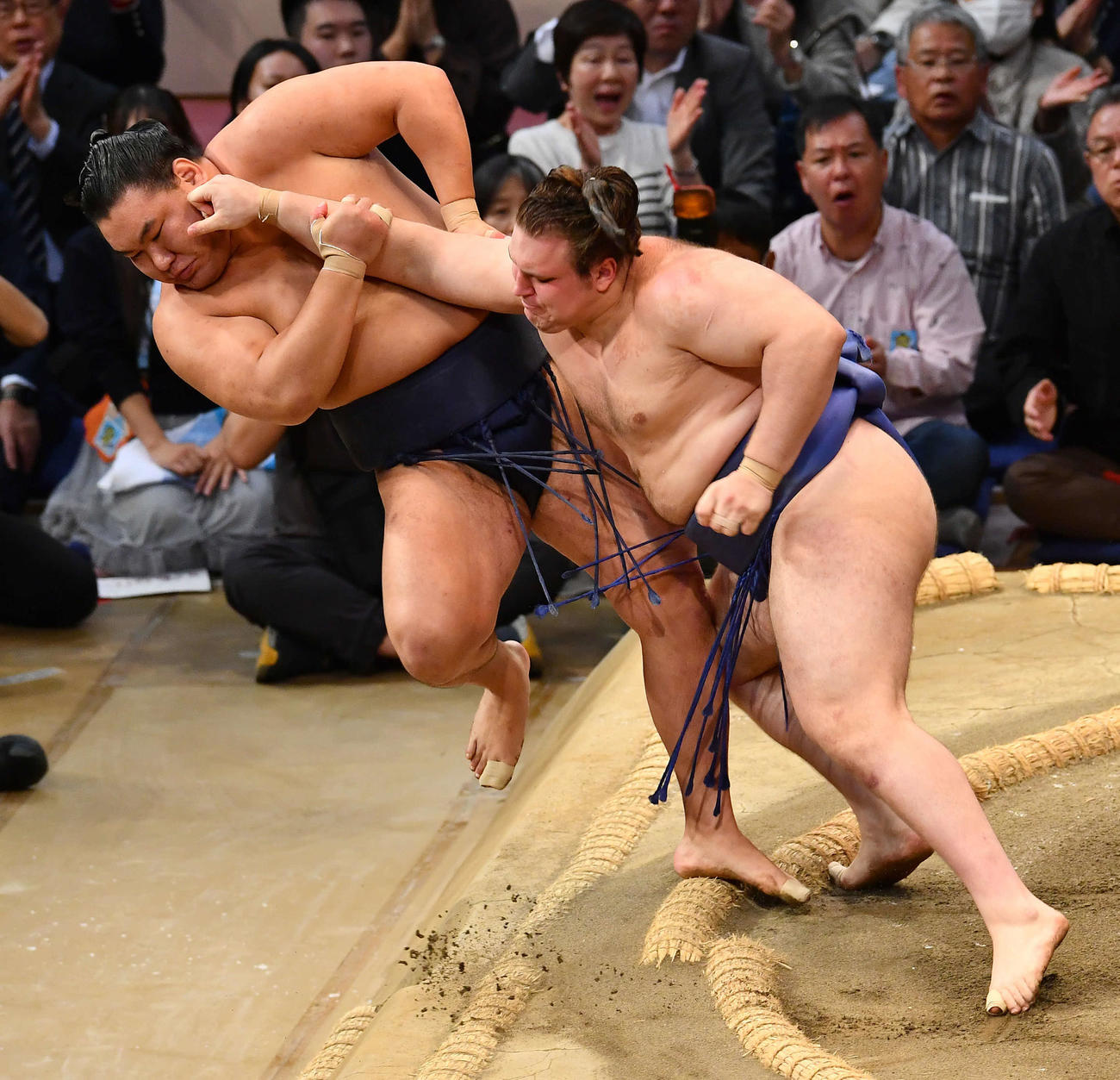 安青錦（右）は豊昇龍を押し出しで破る（撮影・岩下翔太）
