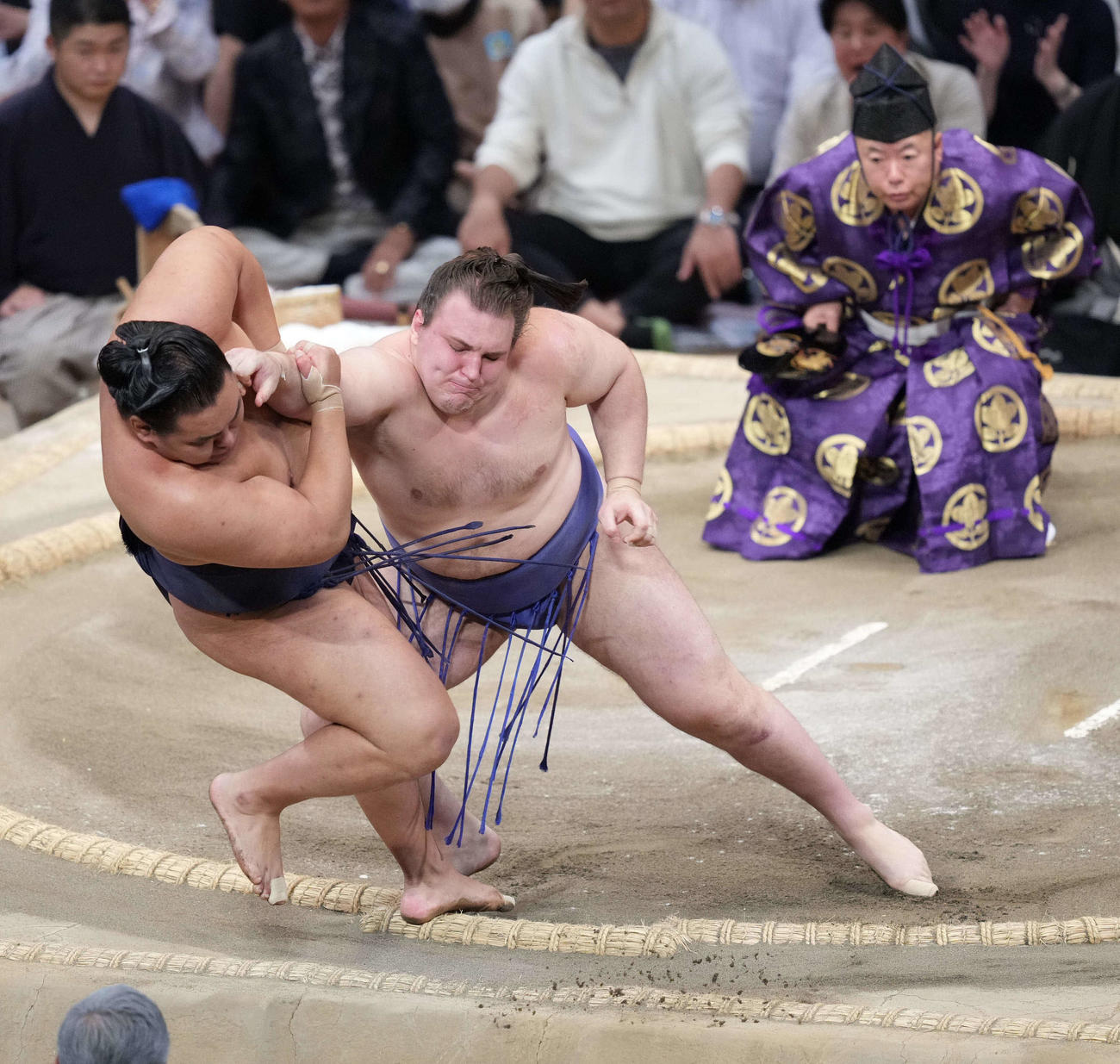 安青錦（右）は豊昇龍を押し出しで破る（撮影・小沢裕）