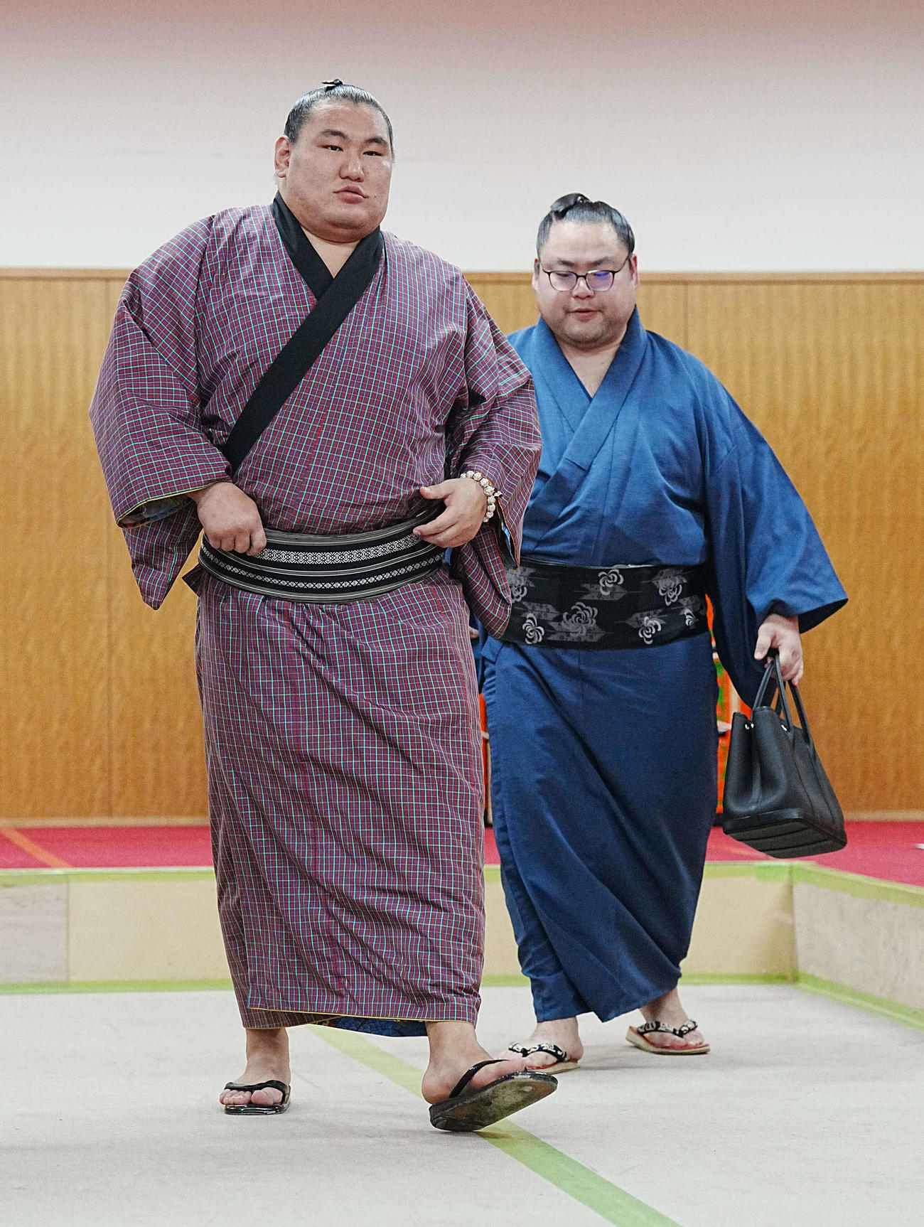 支度部屋を引き揚げる豊昇龍（撮影・小沢裕）