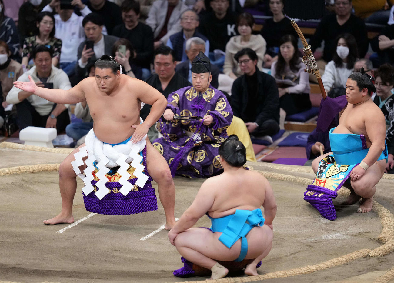 横綱土俵入りに臨む豊昇龍。立行司は木村庄太■（■は郎の旧字体）、太刀持ちは平戸海、露払いは宇良（撮影・小沢裕）