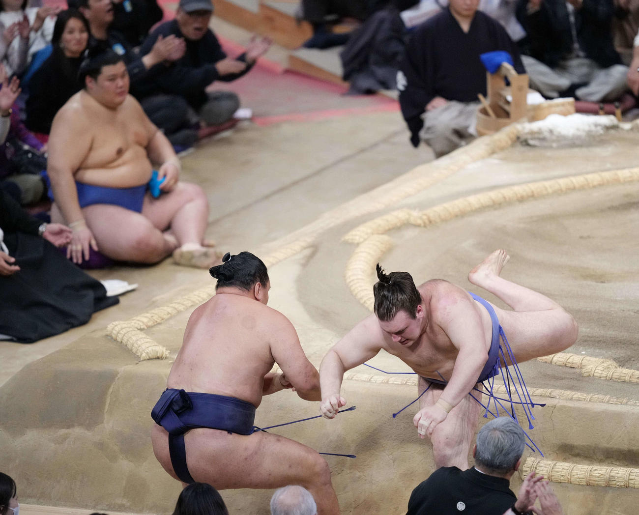 安青錦（右）は豊昇龍を押し出しで破る。左奥は土俵下控えの大の里（撮影・小沢裕）