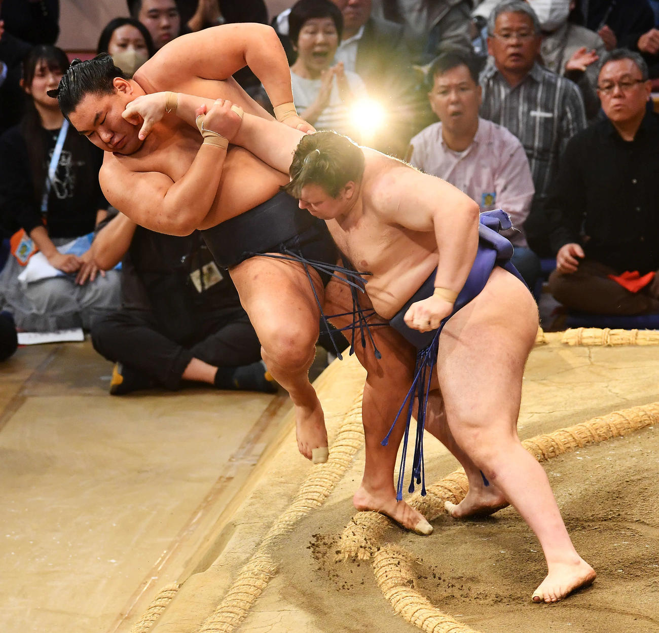 安青錦（右）は豊昇龍を押し出しで破る（撮影・岩下翔太）