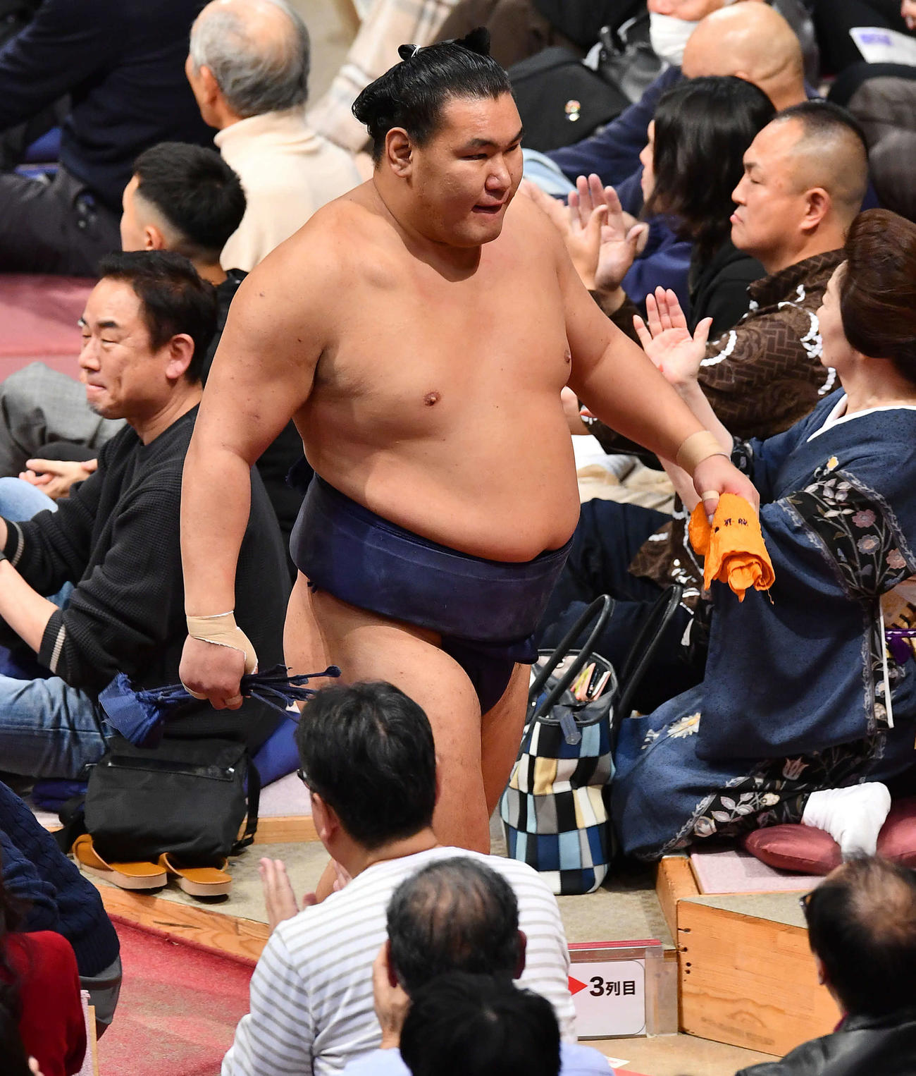 押し出しで安青錦に敗れた豊昇龍は厳しい表情で花道を引き揚げる（撮影・岩下翔太）