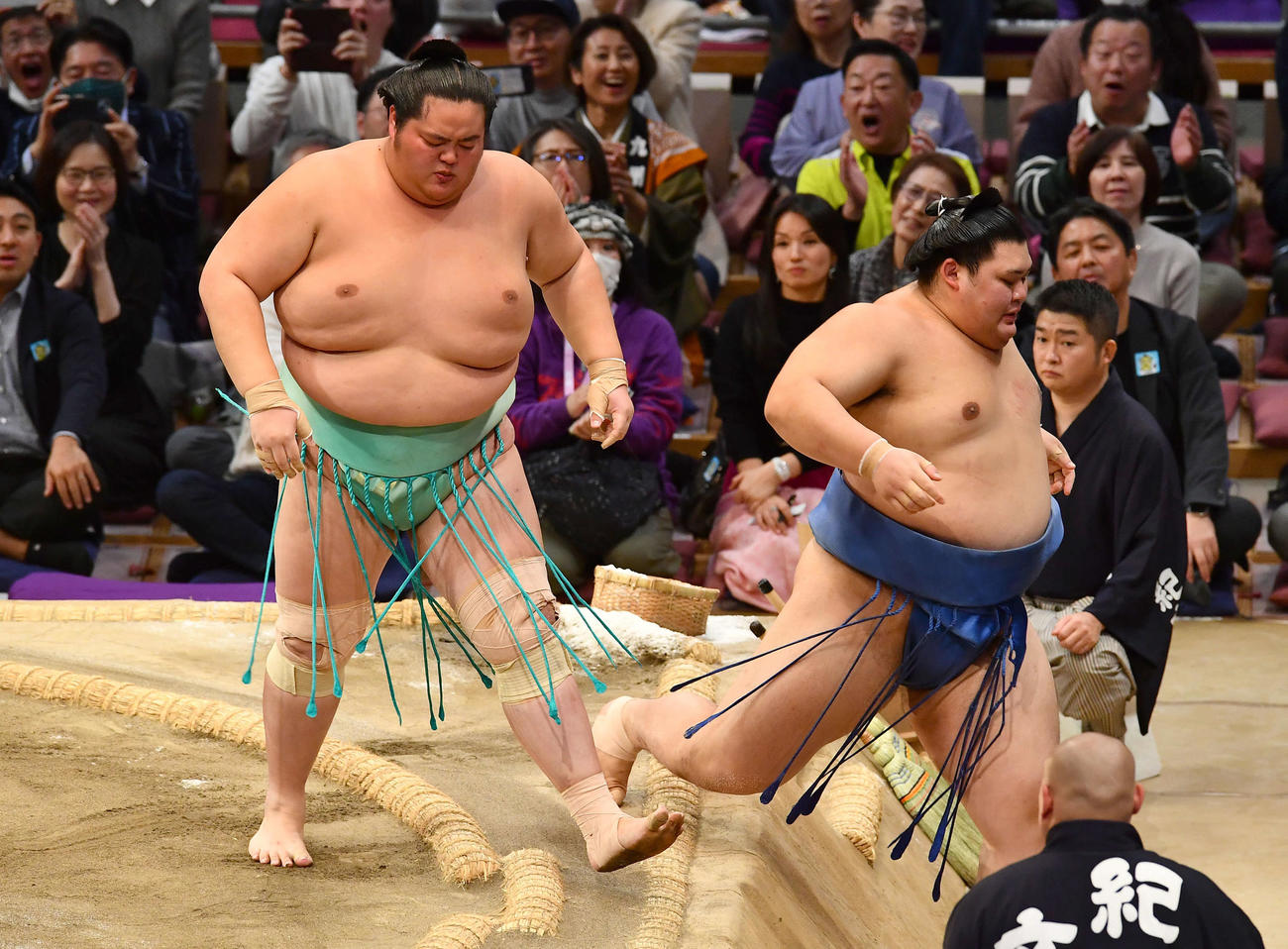 寄り切りで琴桜（左）に敗れた大の里（撮影・岩下翔太）