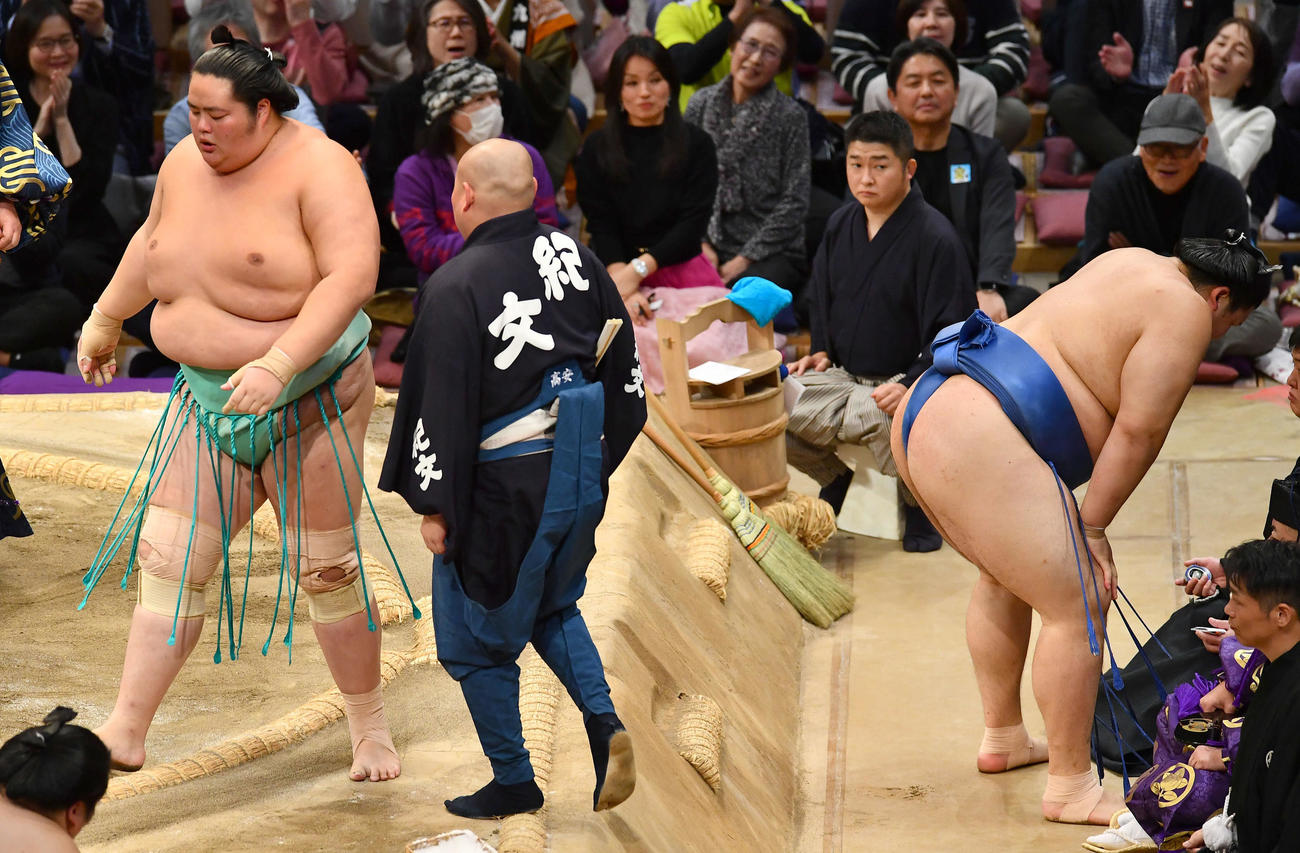 寄り切りで琴桜（左）に敗れた大の里は土俵下でがっくりと肩を落とす（撮影・岩下翔太）