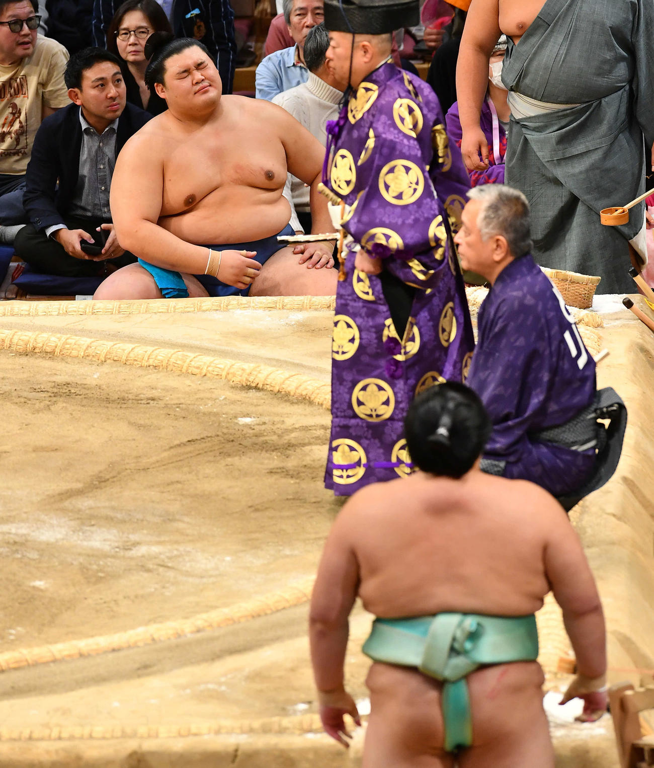 寄り切りで琴桜（手前）に敗れた大の里は悔しそうな表情を見せる（撮影・岩下翔太）