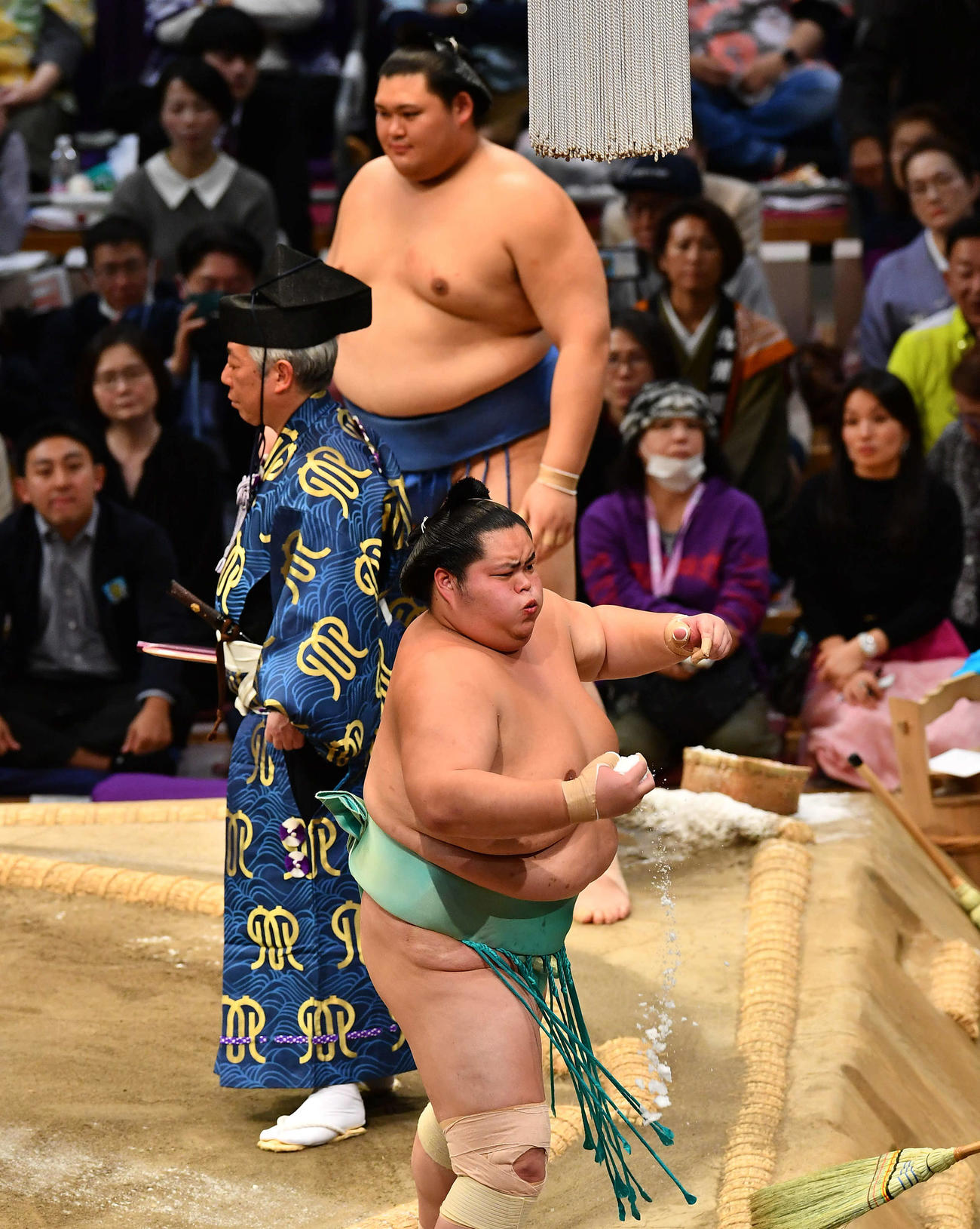 大の里（奥）との取組前、制限時間いっぱいとなり気合いを入れる琴桜（撮影・岩下翔太）