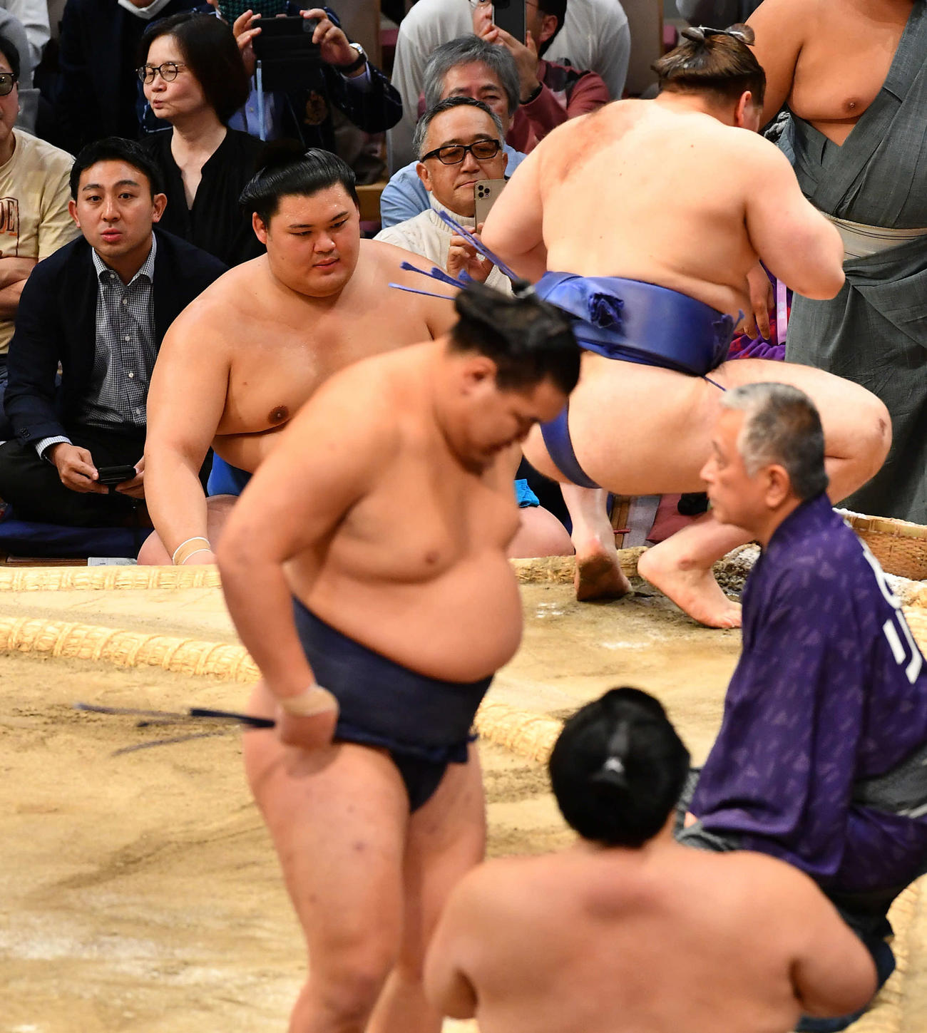 寄り切りで琴桜（手前右）に敗れた大の里（左奥）は悔しそうな表情を見せる。手前左は豊昇龍、右奥は安青錦（撮影・岩下翔太）