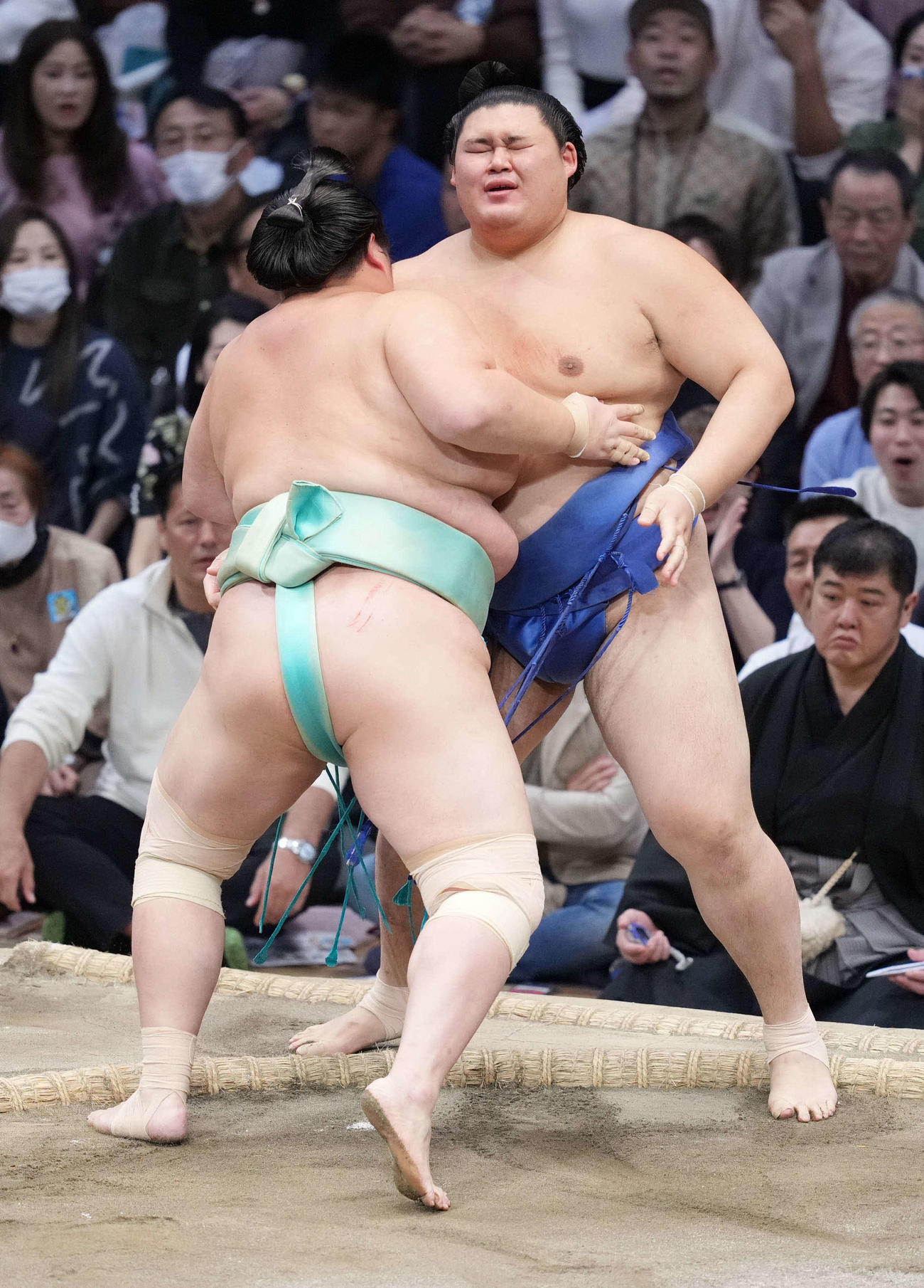 大の里（右）は琴桜に寄り切りで敗れる（撮影・小沢裕）