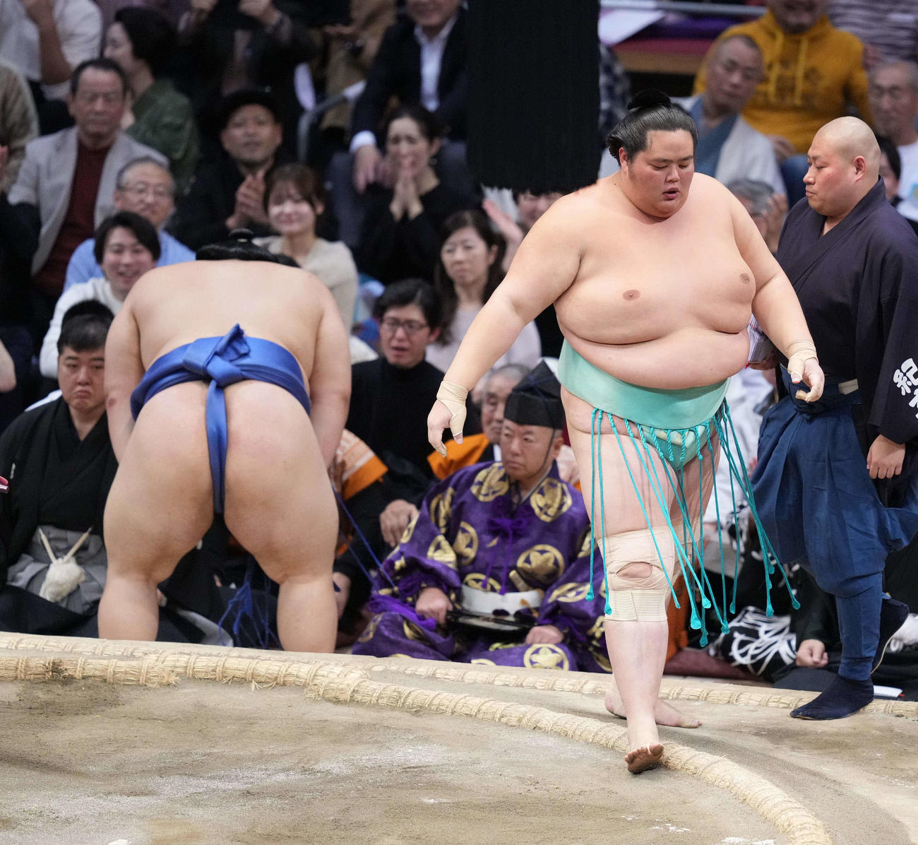 琴桜（右）は大の里を寄り切りで破る（撮影・小沢裕）