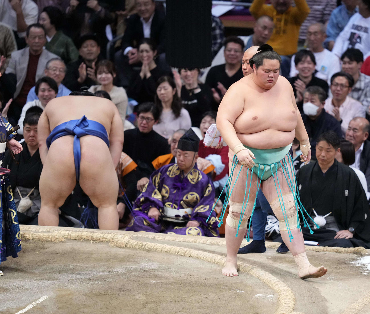 琴桜（右）は大の里を寄り切りで破る（撮影・小沢裕）