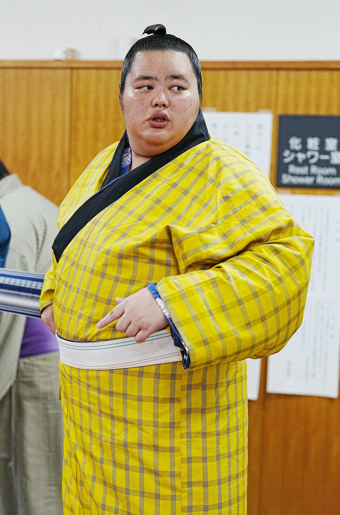 支度部屋で着替えをする琴桜（撮影・小沢裕）