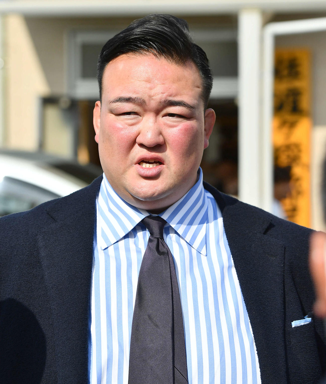 取材を受ける二所ノ関親方（元横綱稀勢の里）（撮影・岩下翔太）