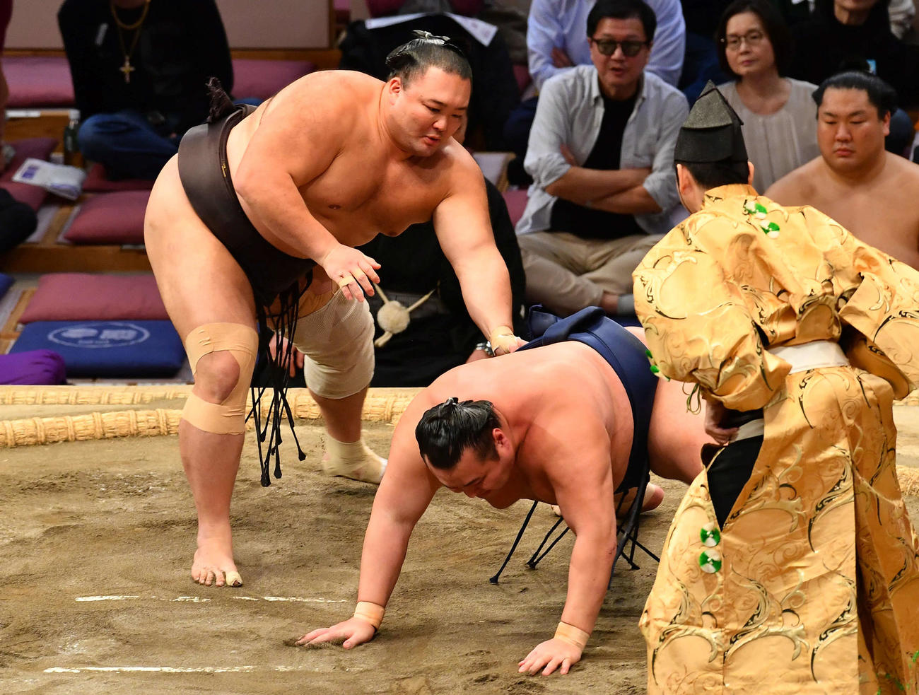 朝乃山（左）は北の若を上手出し投げで下す（撮影・岩下翔太）