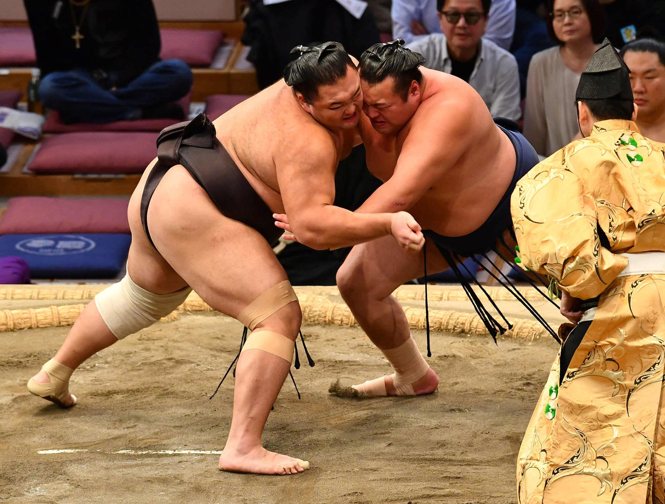 北の若（右）と組み合う朝乃山（撮影・岩下翔太）