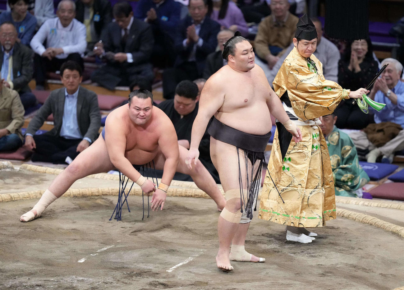 朝乃山は北の若（左）を上手出し投げで下す（撮影・小沢裕）