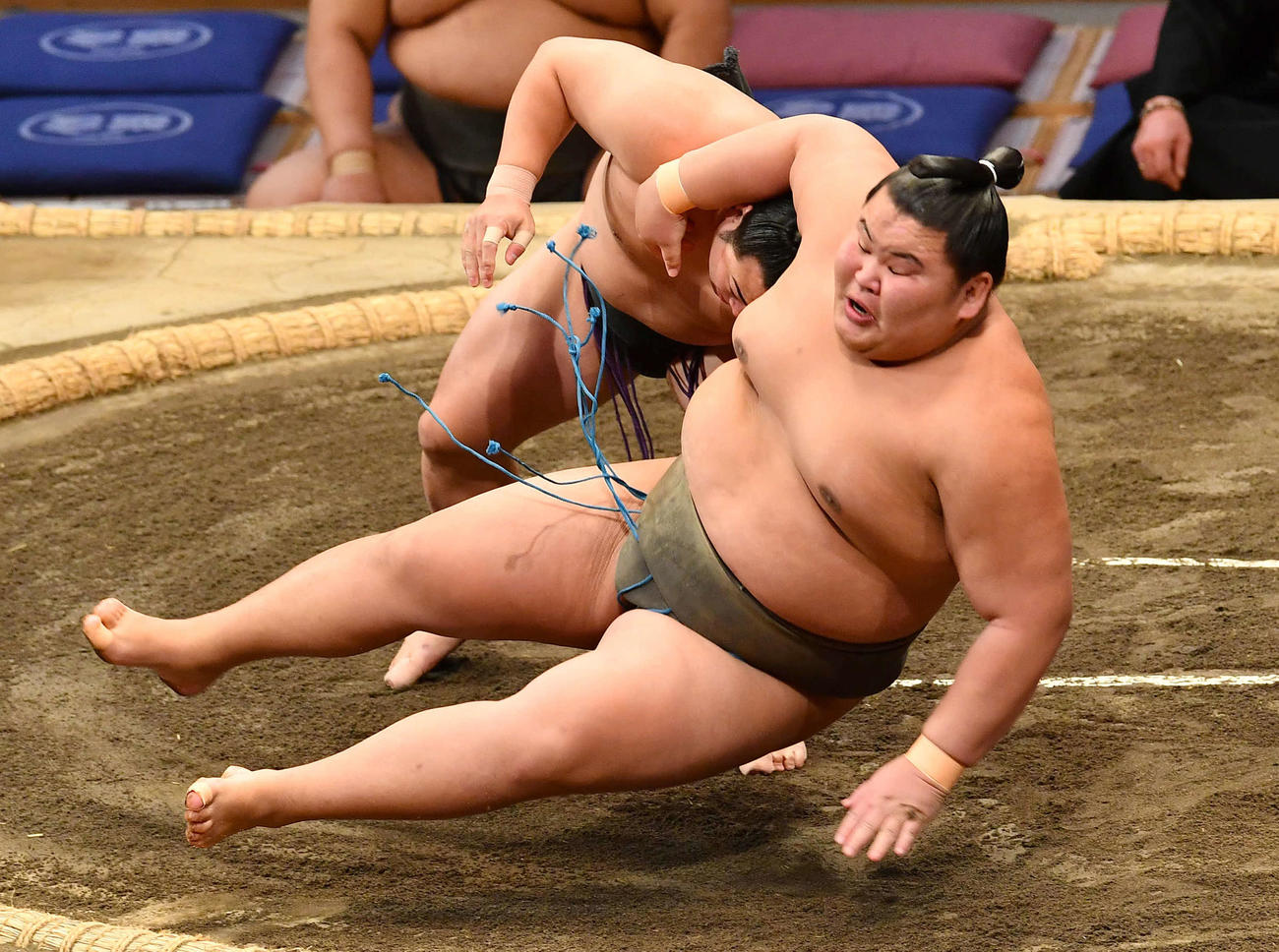 炎鵬（左）は風の湖を小股すくいで下す（撮影・岩下翔太）