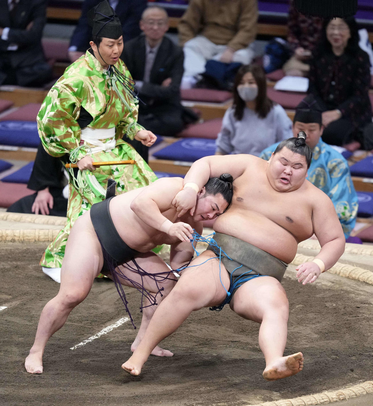 炎鵬（左）は小股すくいで風の湖を破る（撮影・小沢裕）