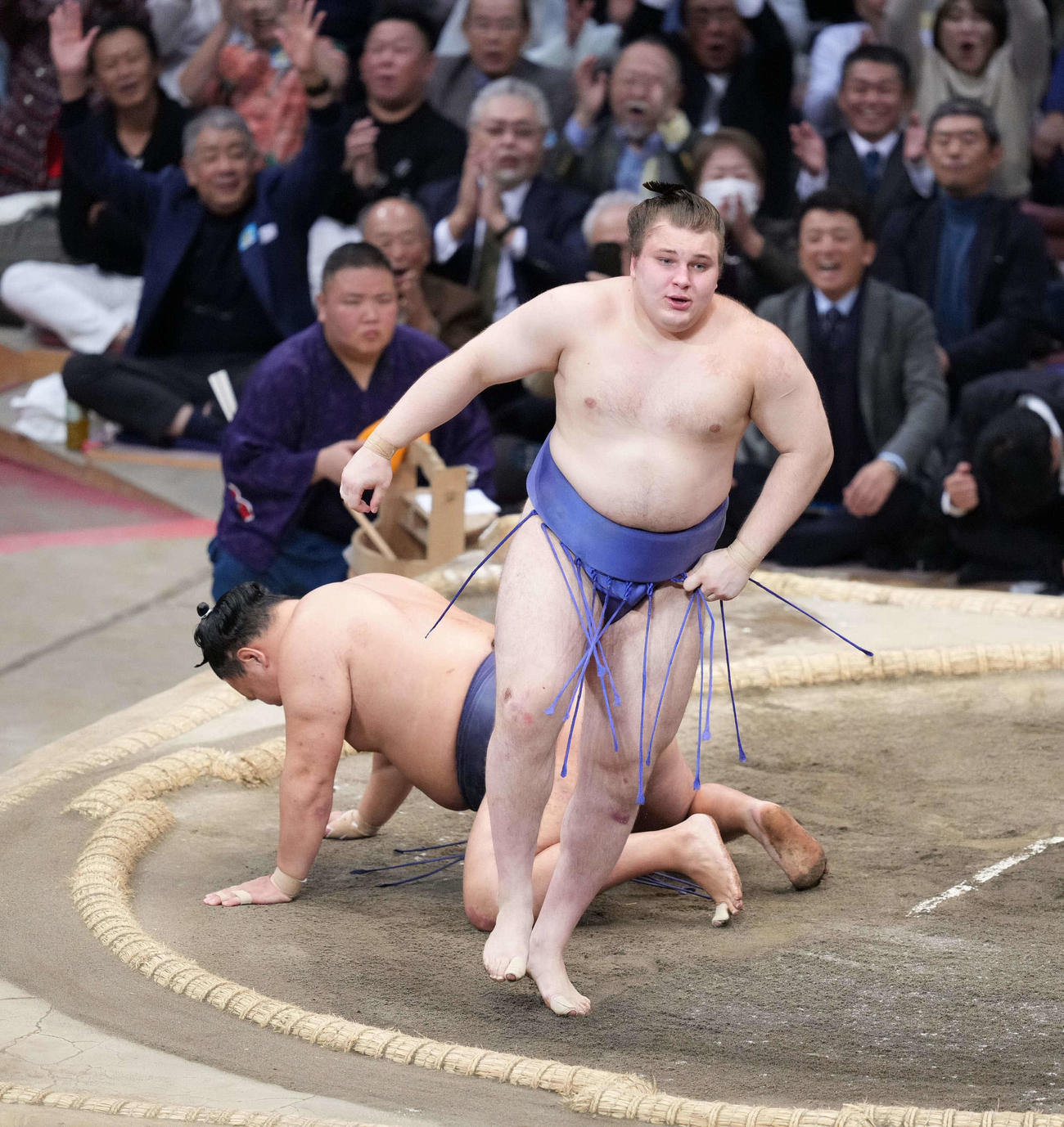優勝決定戦で豊昇龍（左）を破り初優勝を飾った安青錦（撮影・小沢裕）