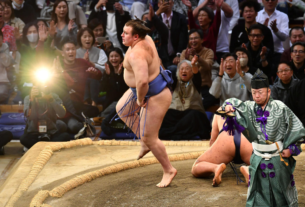 優勝決定戦で豊昇龍（右）を破った安青錦（撮影・岩下翔太）