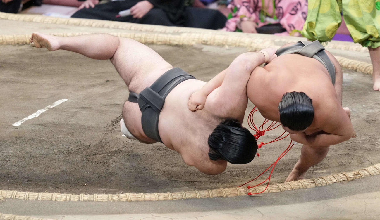 竜鳳（右）は鶴英山　をすくい投げで破り序二段優勝を決める（撮影・小沢裕）