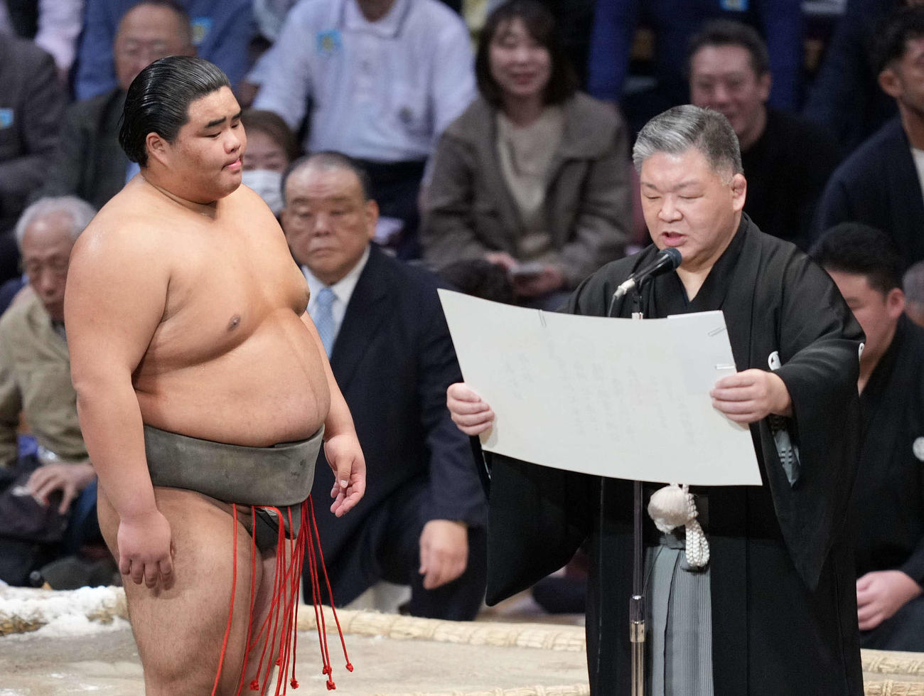 序二段優勝を決めた竜鳳。右は高田川審判部長（撮影・小沢裕）
