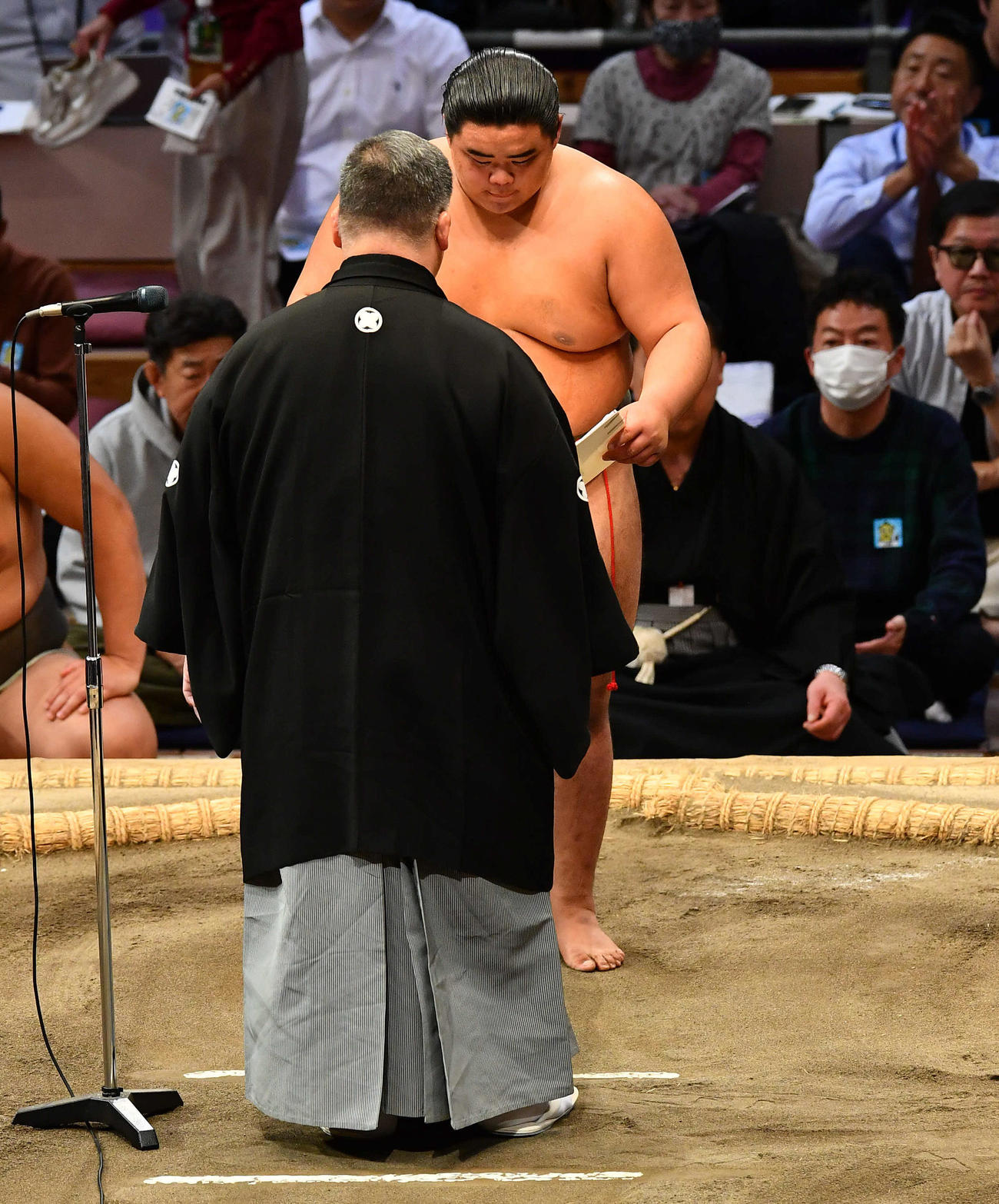 高田川審判長（元関脇安芸乃島）から序二段優勝の賞状を授与される竜鳳（撮影・岩下翔太）