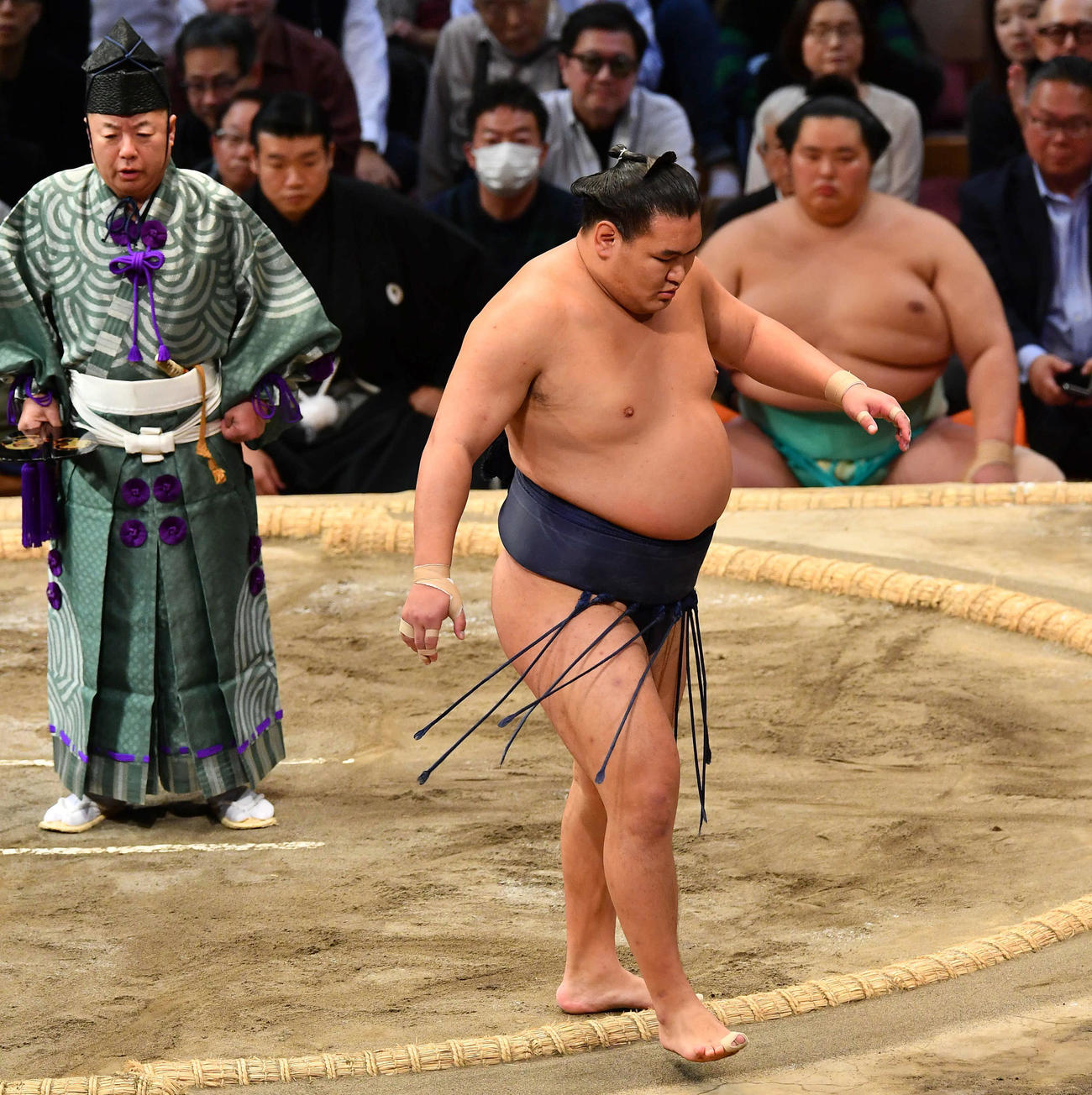 大の里の休場で不戦勝となり、勝ち名のりを受けて土俵を降りる豊昇龍（撮影・岩下翔太）