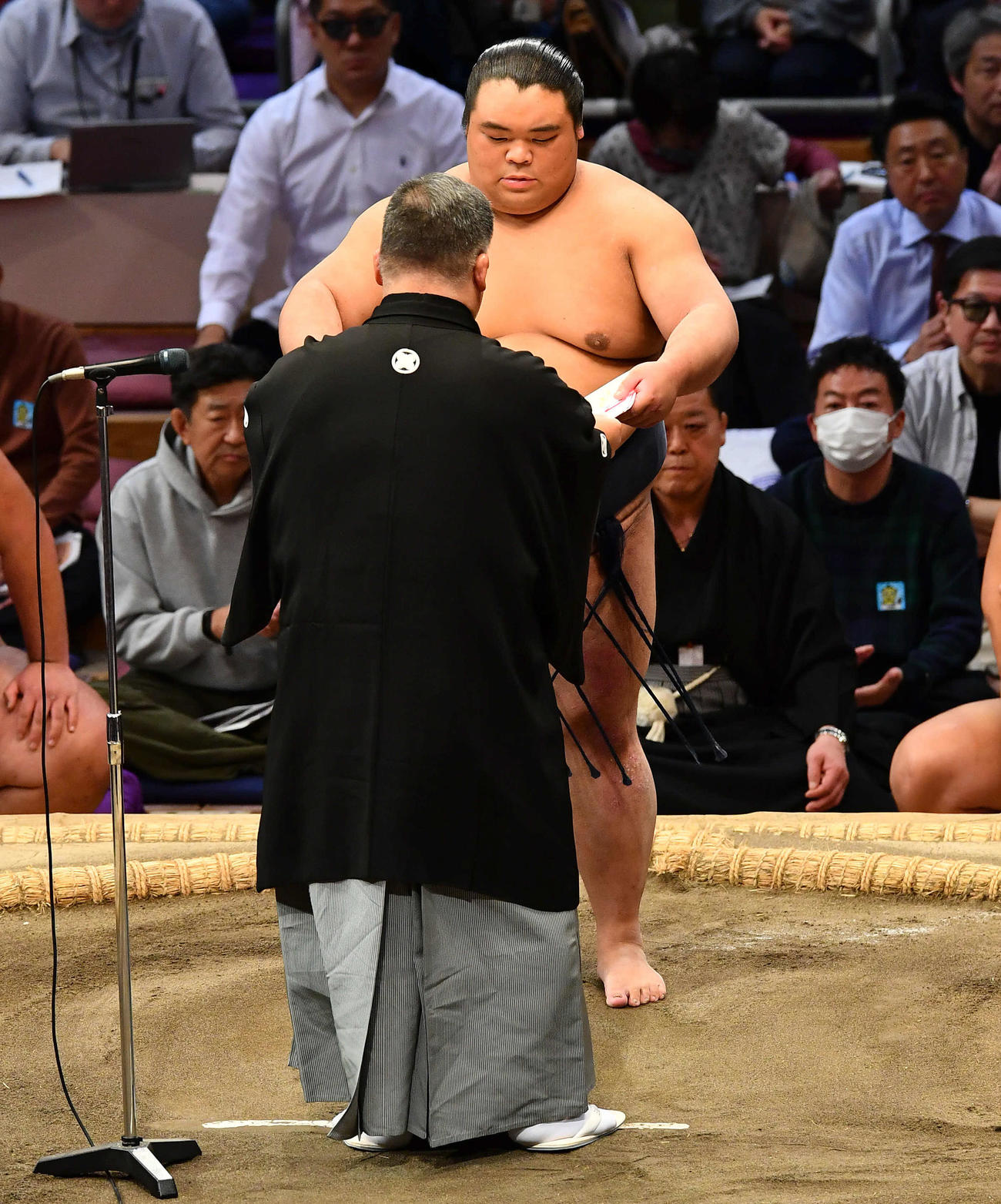 高田川審判長（元関脇安芸乃島）から十両優勝の賞状を授与される藤凌駕（撮影・岩下翔太）