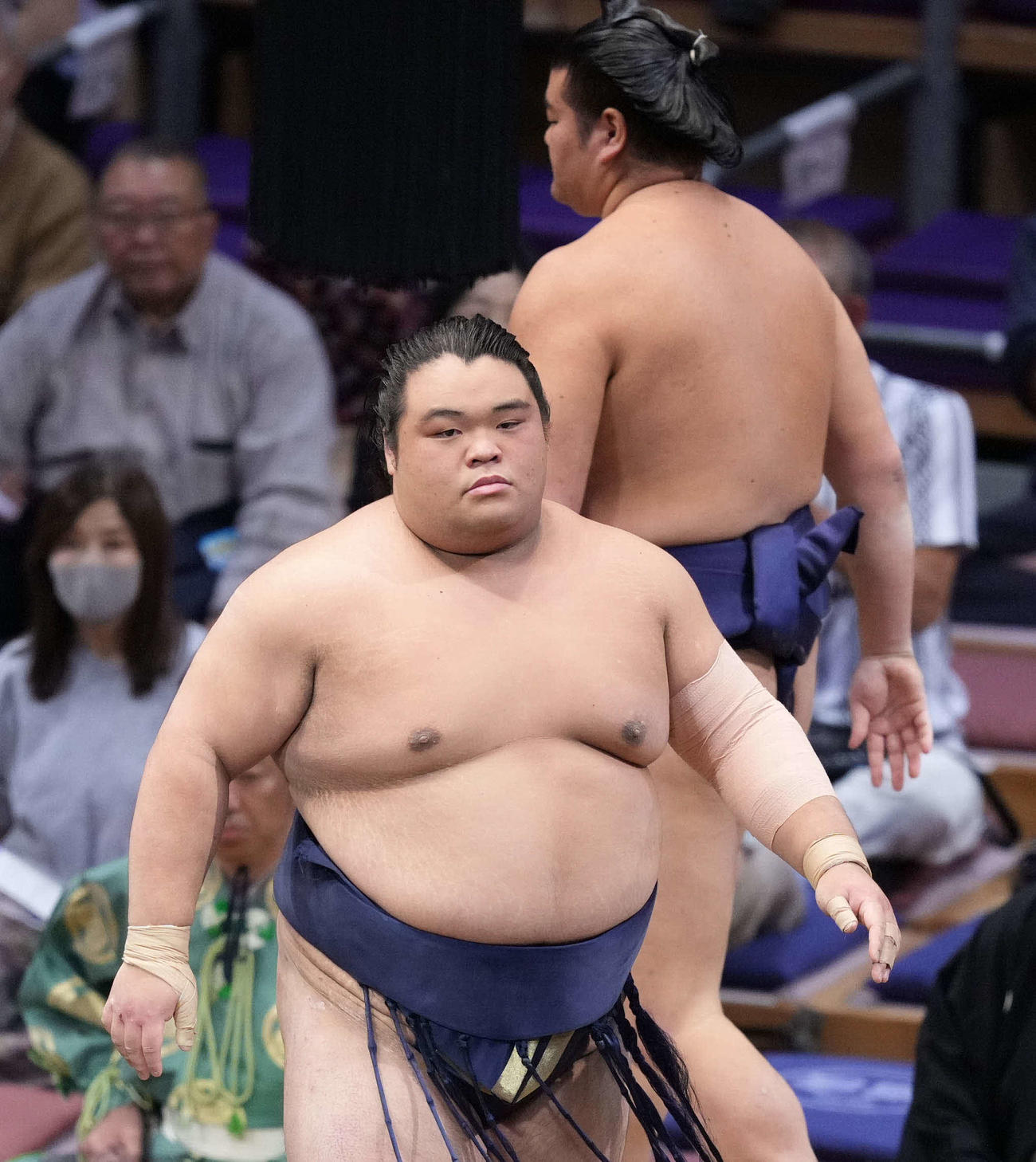 藤凌駕（左）は押し倒しで羽出山を破り十両優勝を決める（撮影・小沢裕）