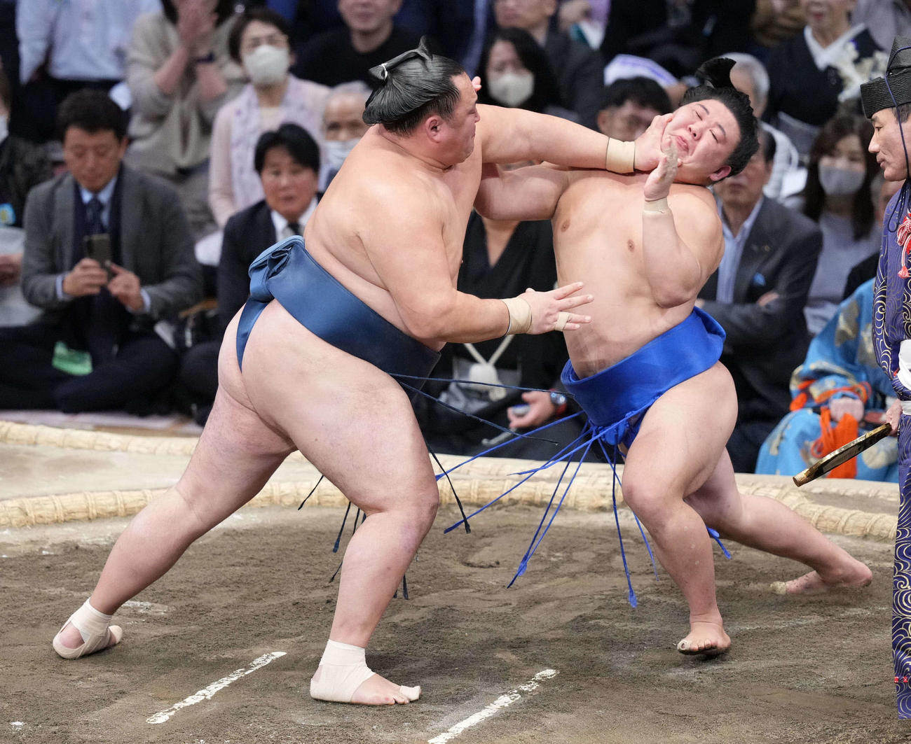 藤ノ川（右）を攻める玉鷲（撮影・小沢裕）