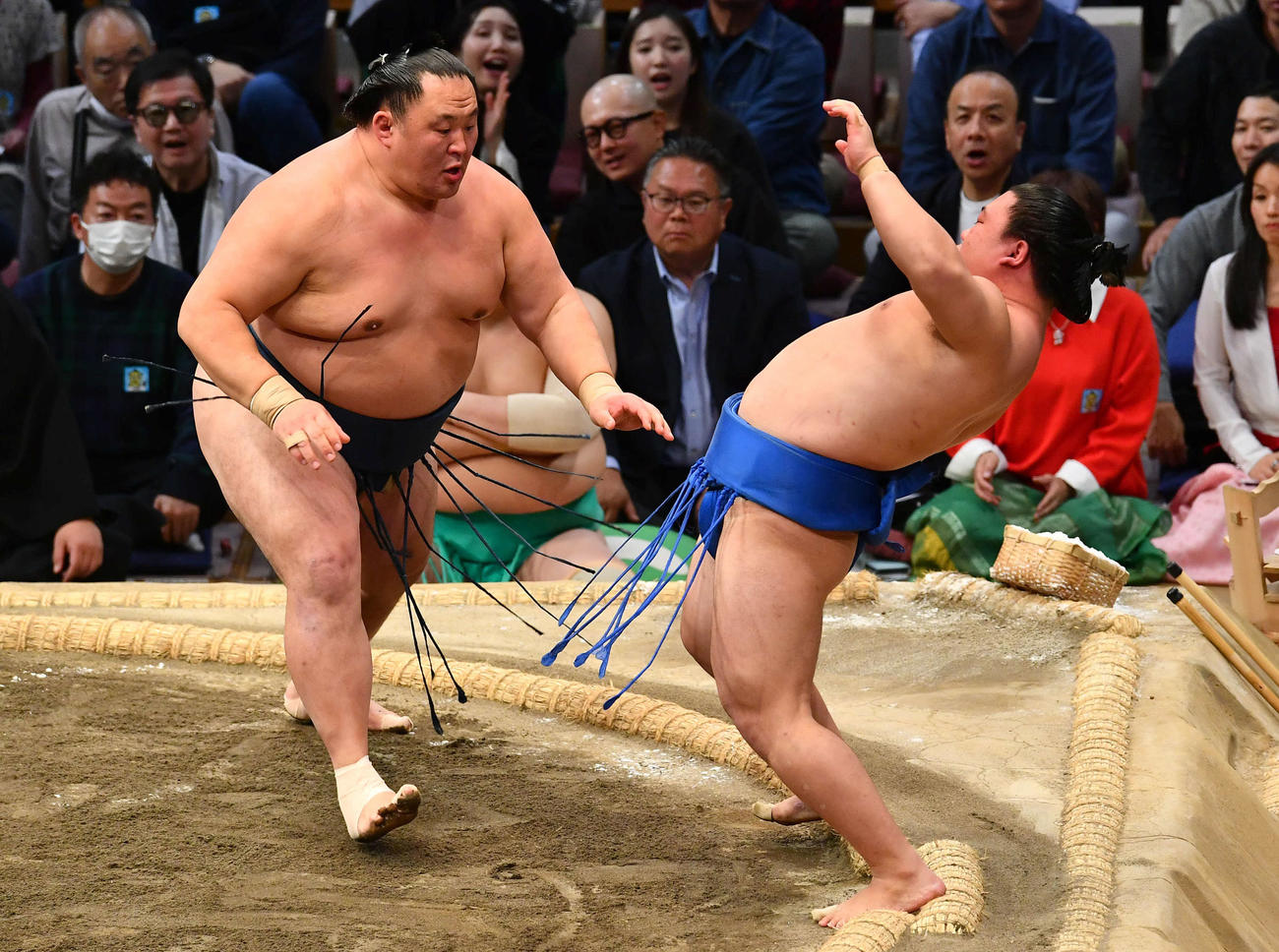 玉鷲の突きでよろける藤ノ川（右）（撮影・岩下翔太）