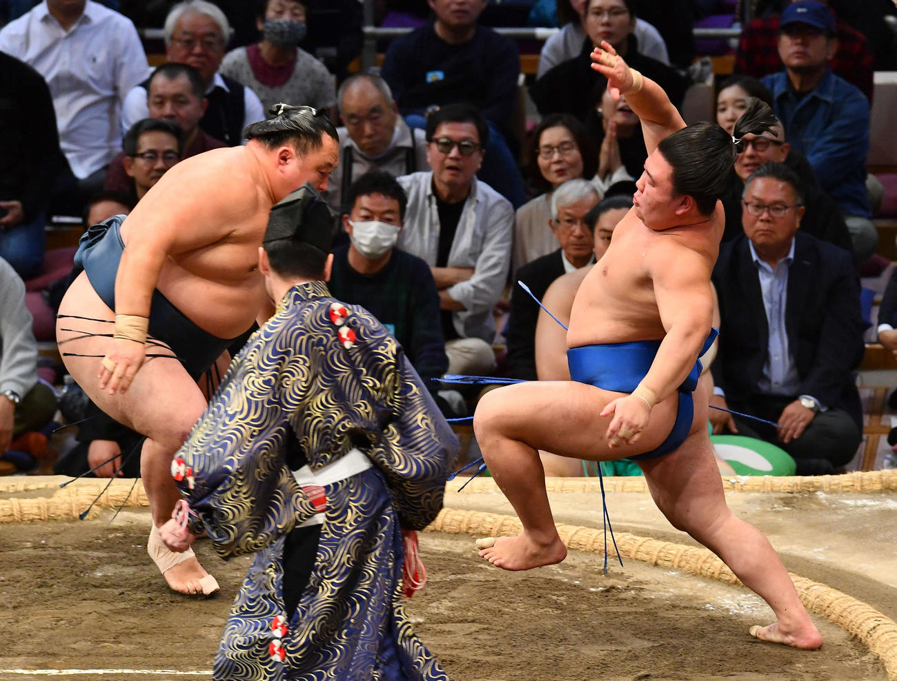 玉鷲（左）の突きでよろける藤ノ川（撮影・岩下翔太）