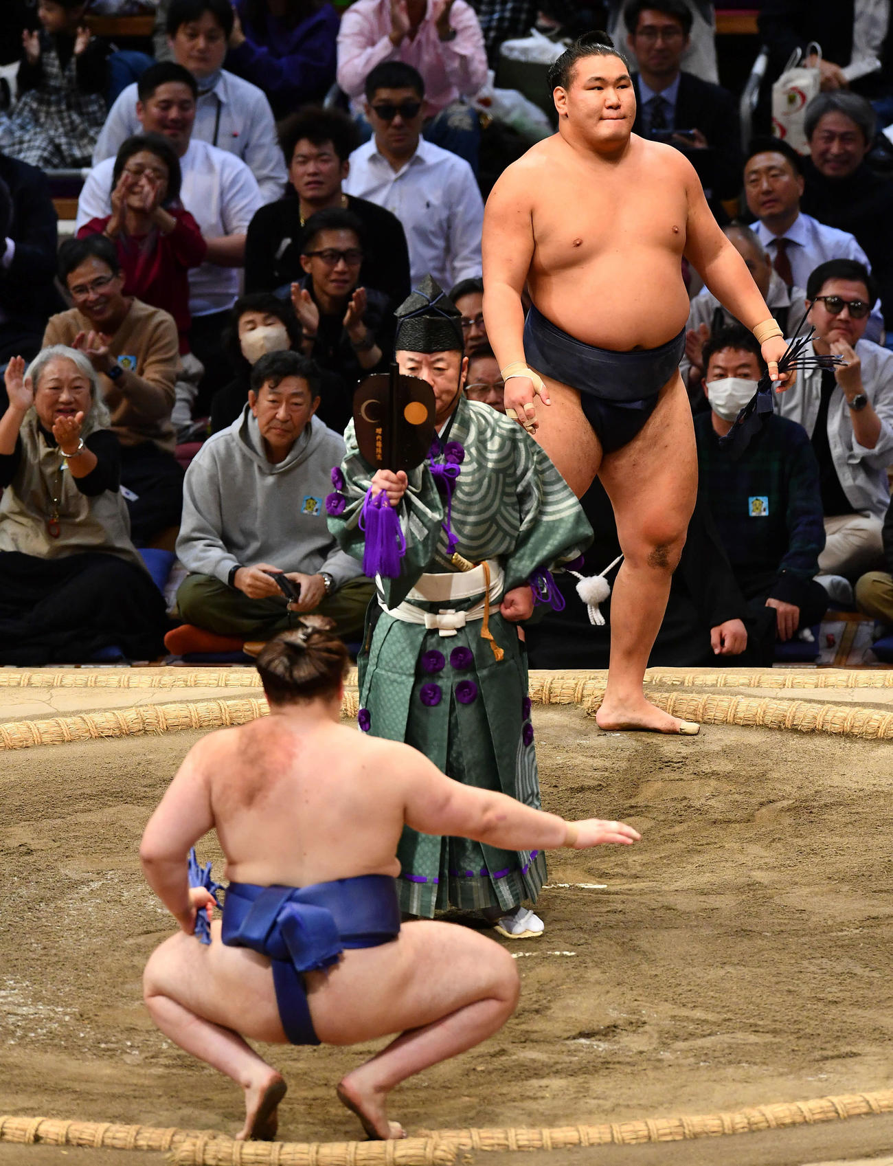 優勝決定戦で安青錦（手前）に敗れ、悔しそうな表情を見せる豊昇龍（撮影・岩下翔太）