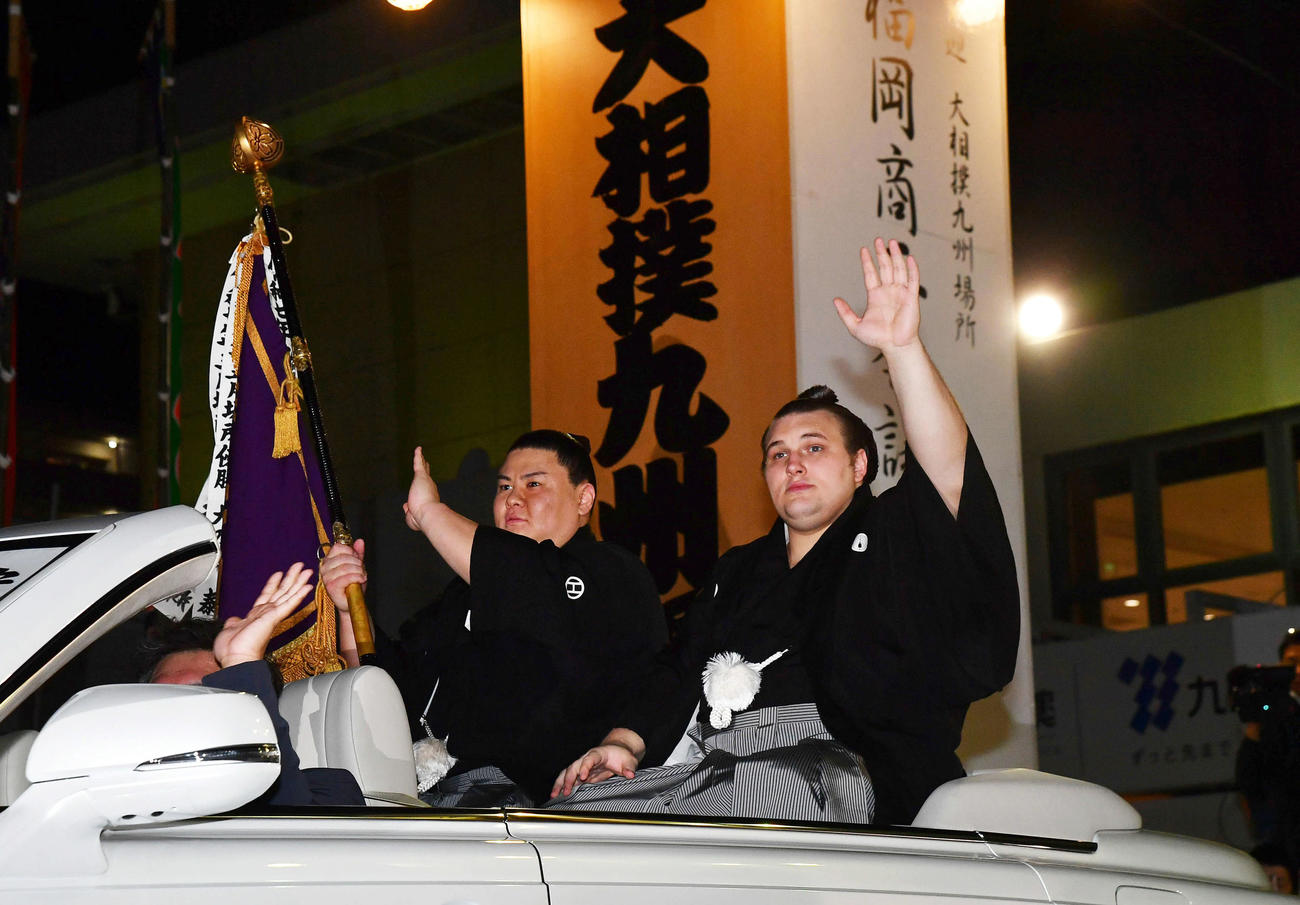 優勝パレードに出発する安青錦（右）。左は義ノ富士（撮影・岩下翔太）