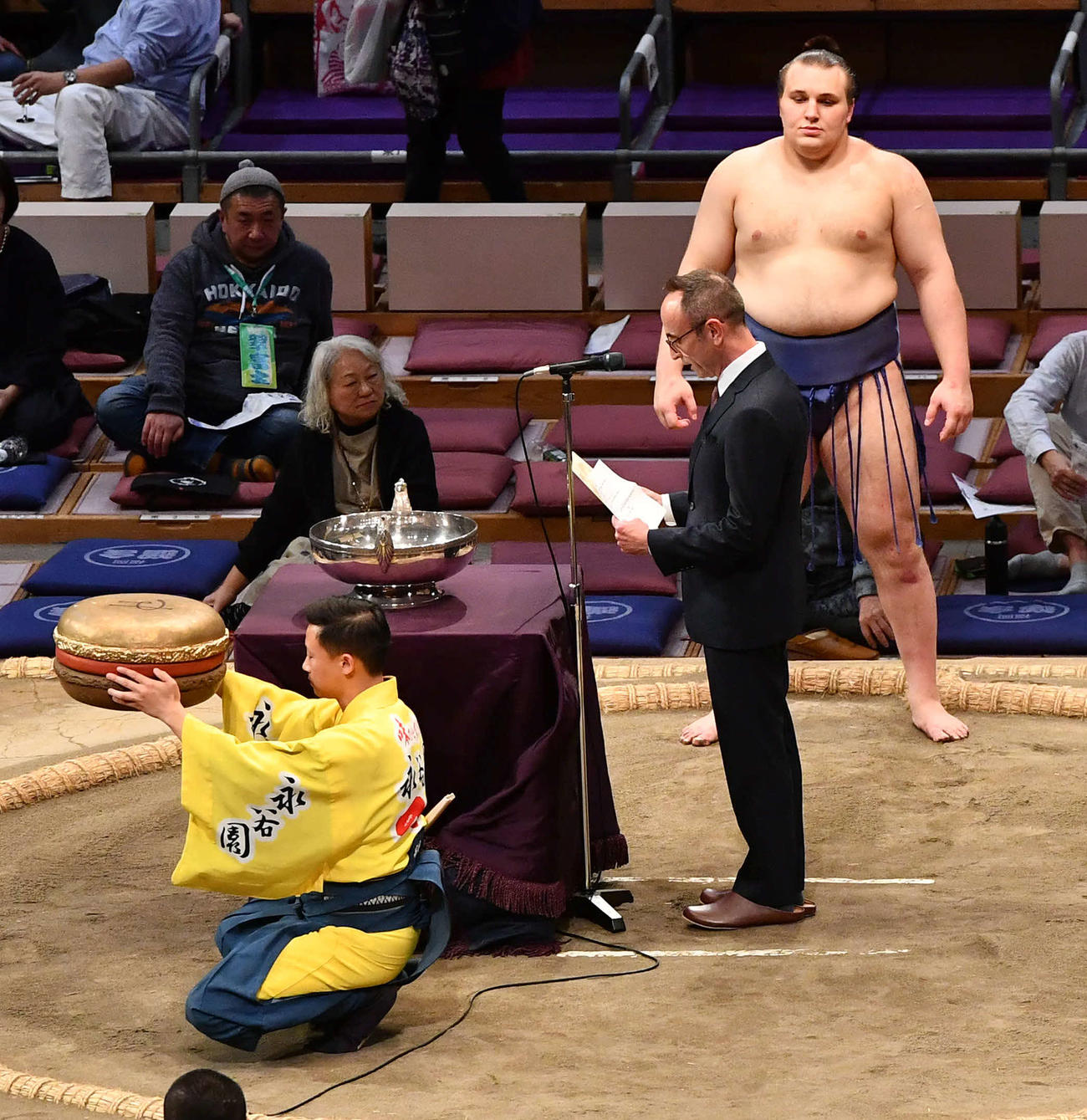 日仏友好杯の副賞で巨大な金色のマカロンを贈られる安青錦（撮影・岩下翔太）