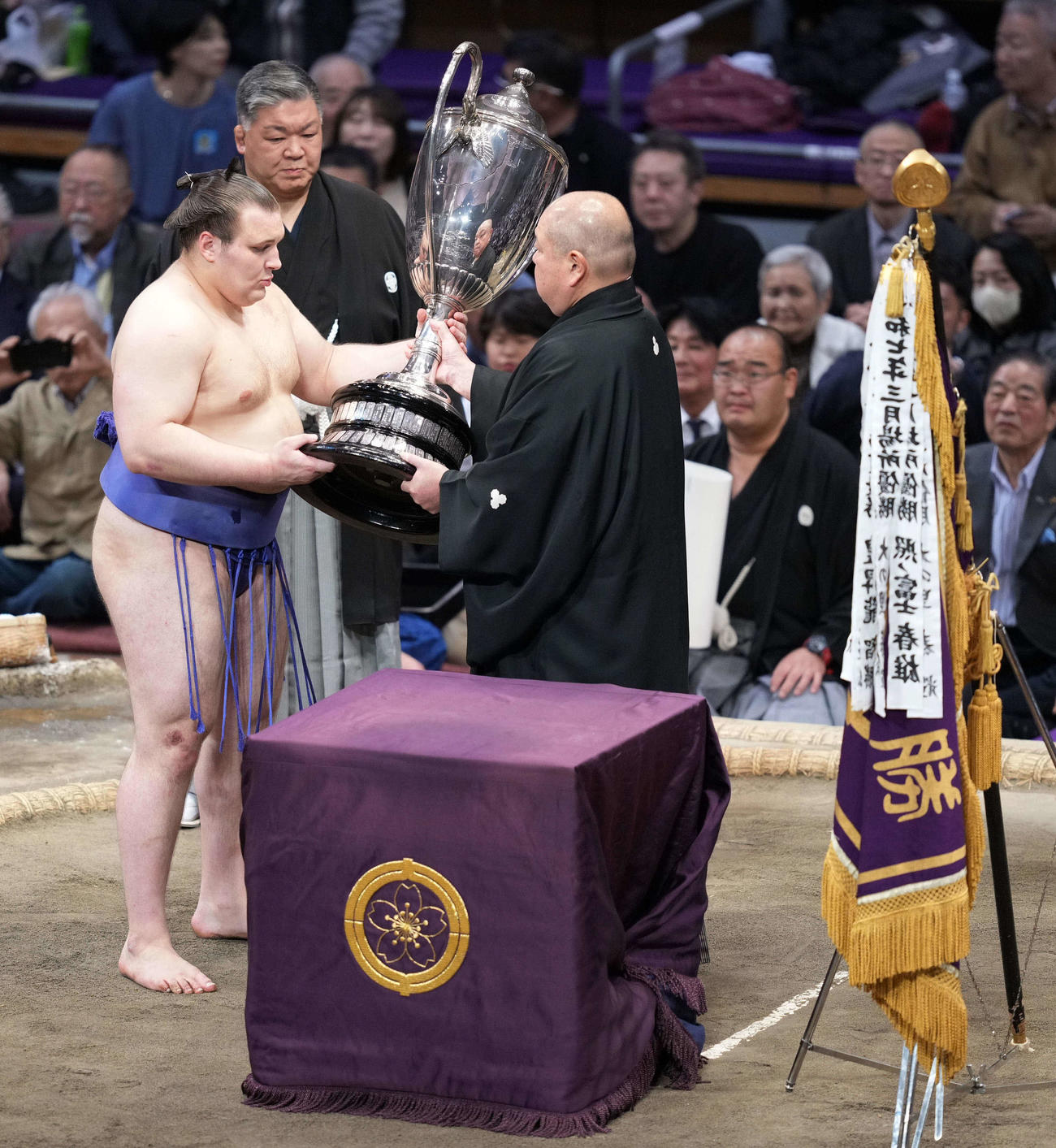 初優勝を飾った安青錦（左）は八角理事長から賜杯の贈呈を受ける（撮影・小沢裕）