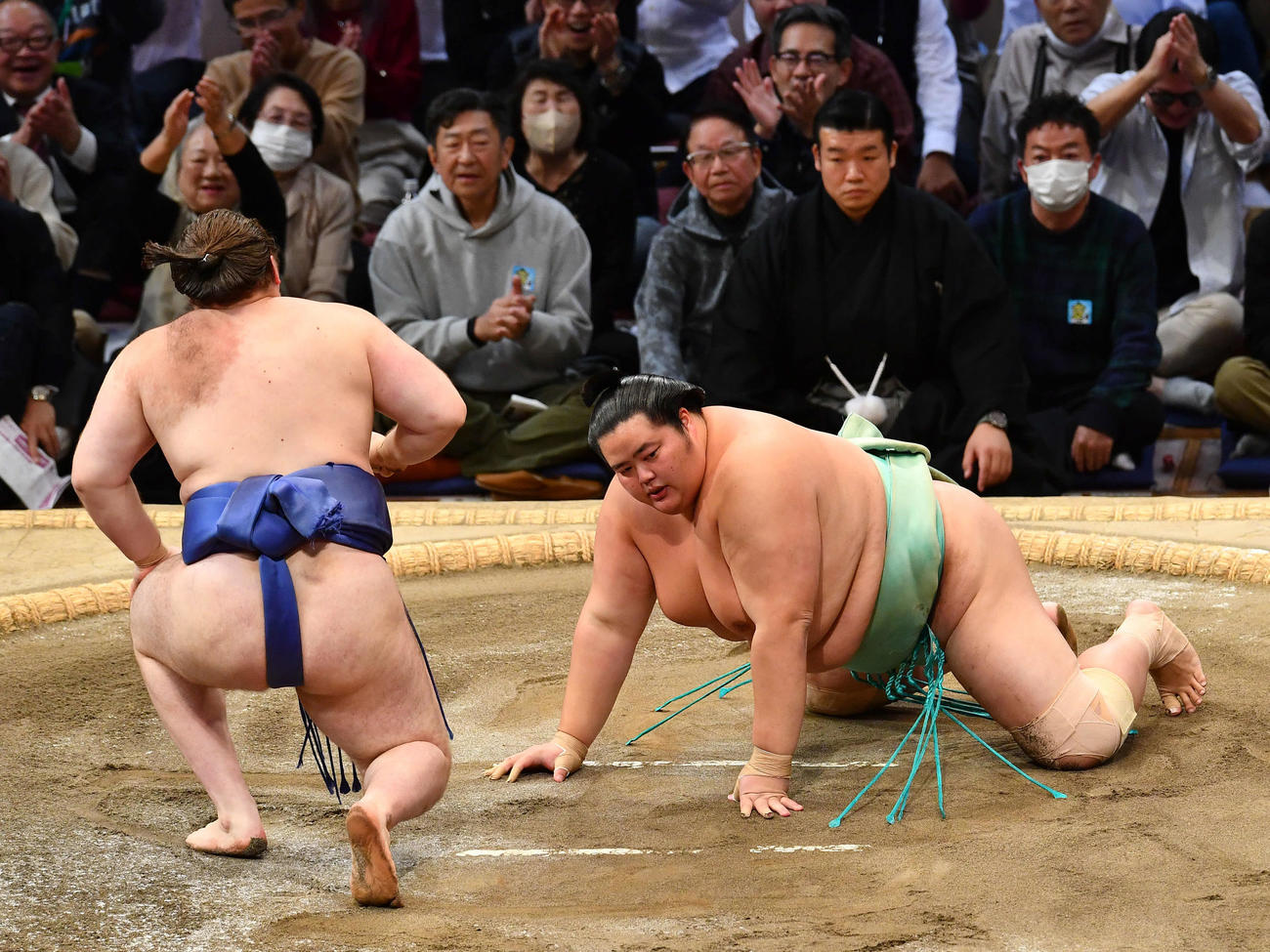 内無双で安青錦（左）に敗れた琴桜（撮影・岩下翔太）