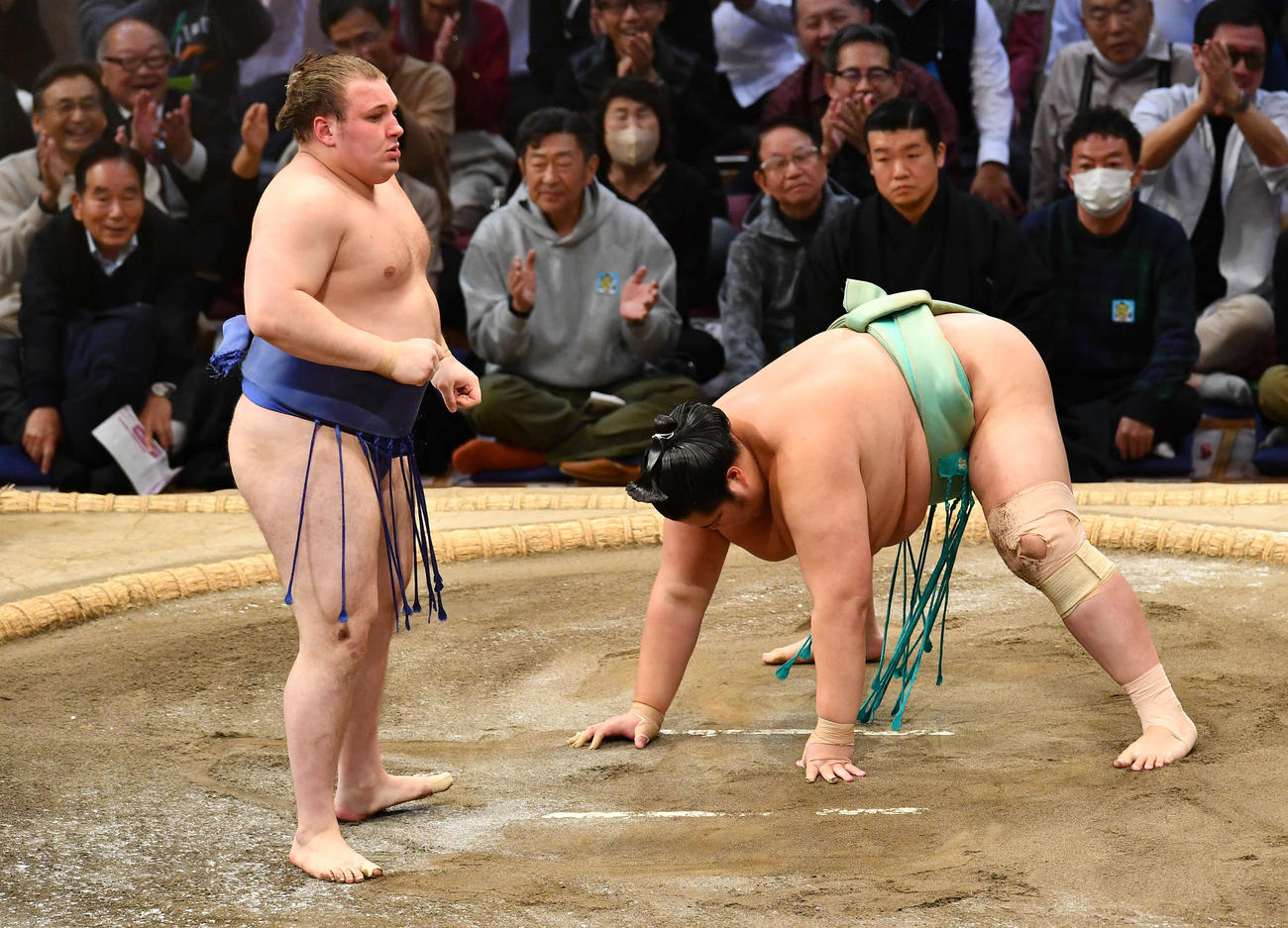内無双で琴桜（右）を破った安青錦（撮影・岩下翔太）