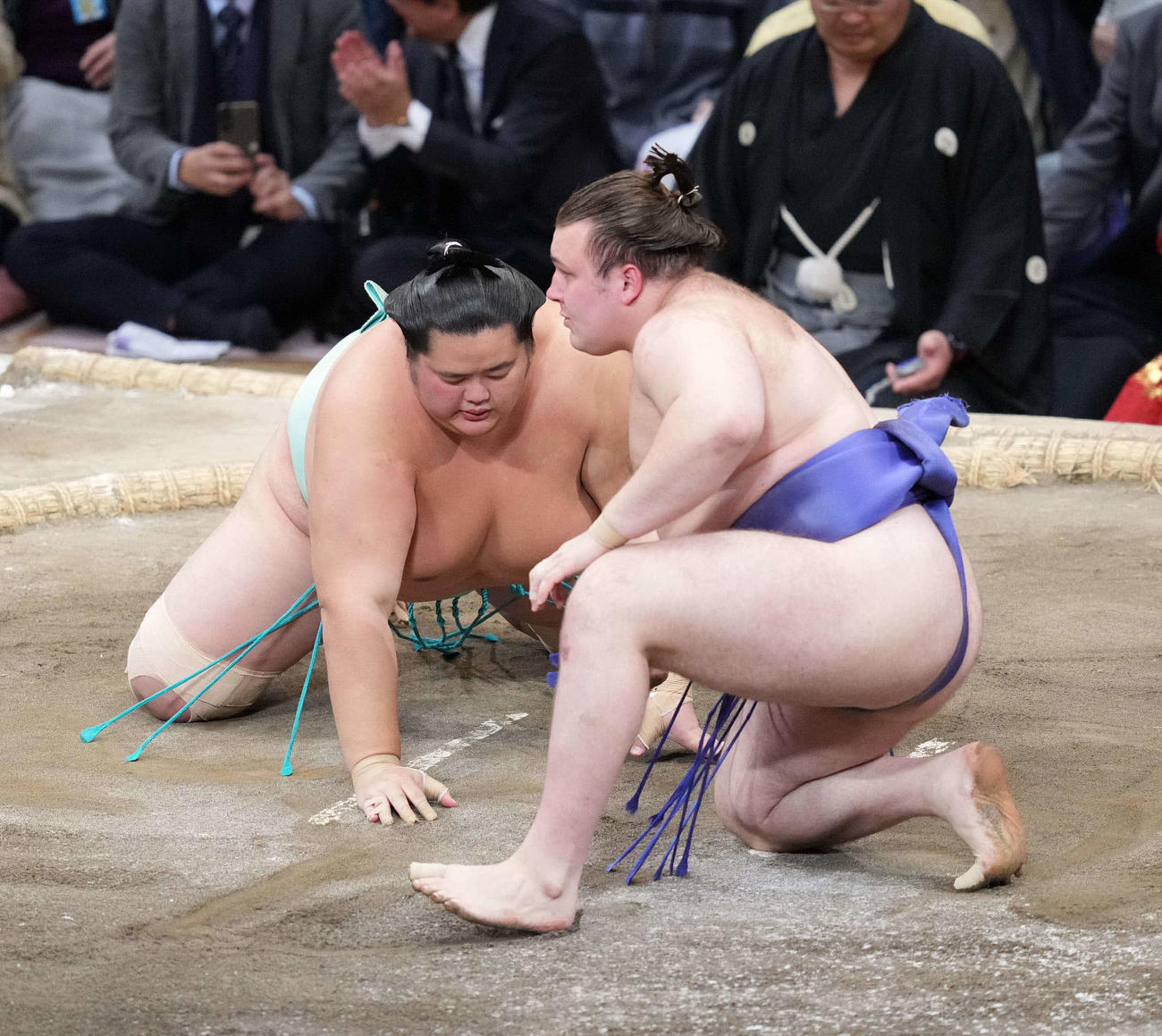 安青錦（右）は琴桜を内無双で破る（撮影・小沢裕）