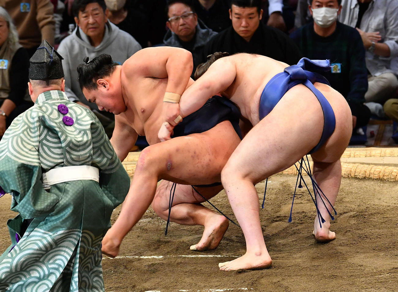 優勝決定戦で安青錦（右）に敗れた豊昇龍（撮影・岩下翔太）