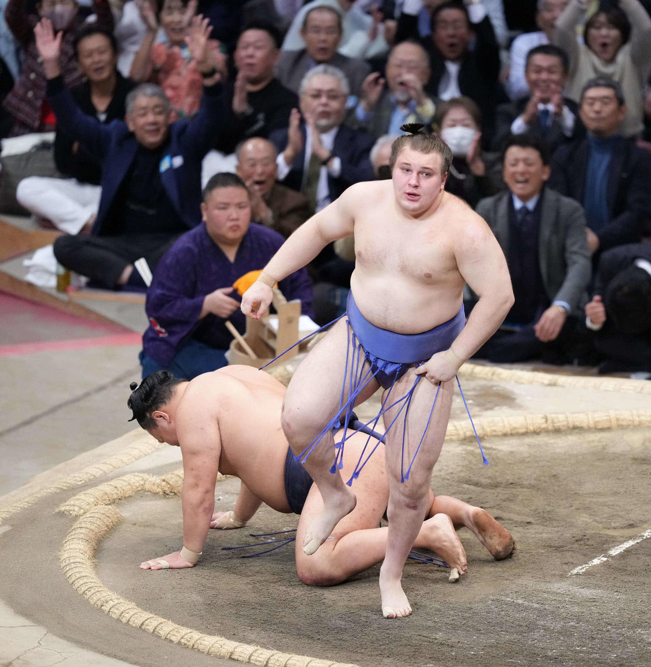 優勝決定戦で豊昇龍（左）を破り初優勝を飾った安青錦（撮影・小沢裕）