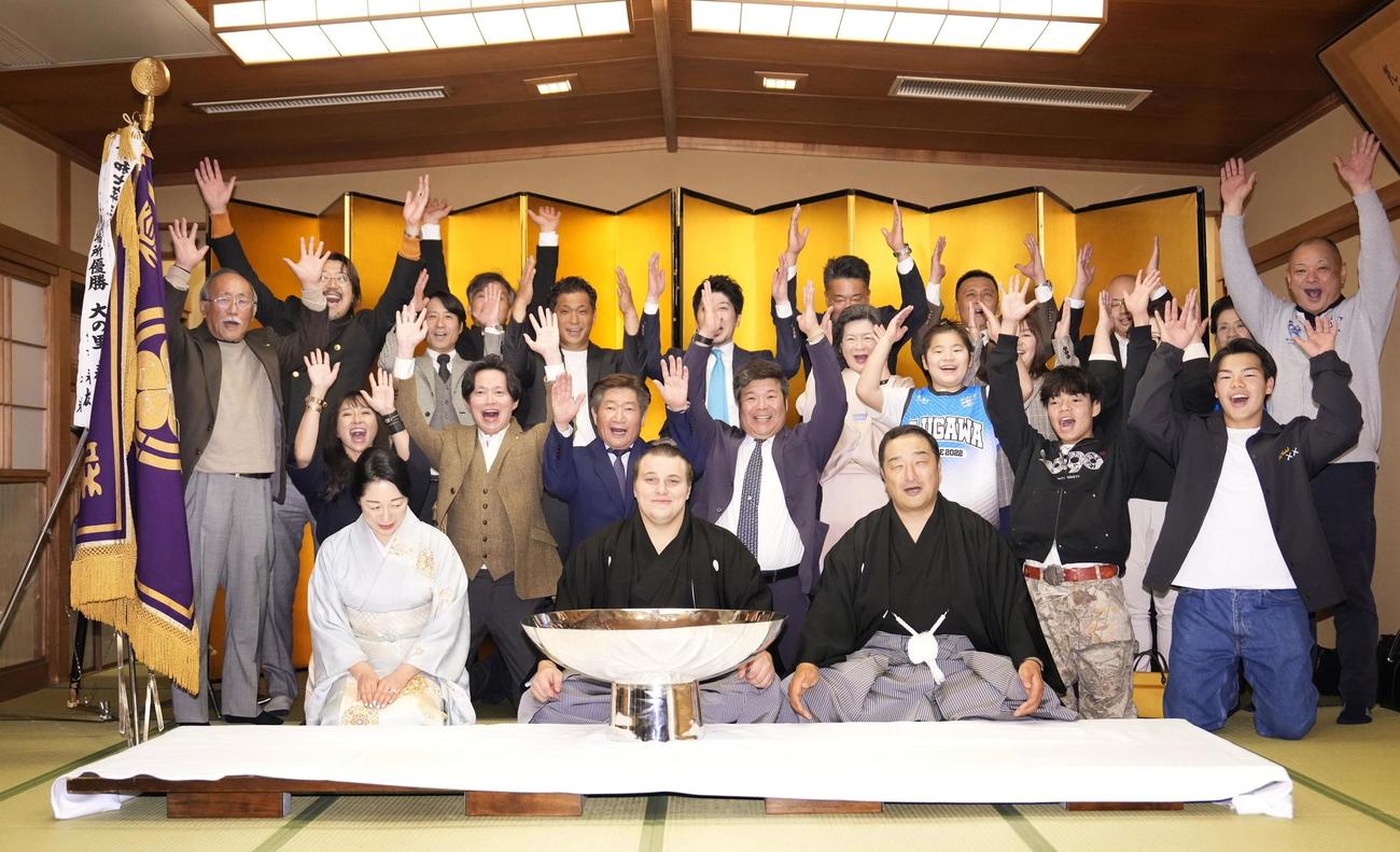 大相撲九州場所で初優勝を果たし、祝勝会で喜ぶ安青錦。右隣は師匠の安治川親方＝福岡県久留米市(共同)