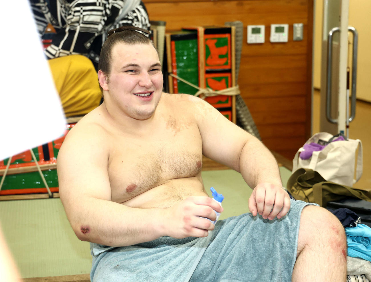 大相撲秋場所　支度部屋で笑顔を見せる安青錦＝2025年9月25日