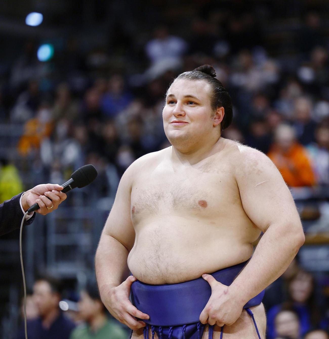 優勝インタビューで笑顔の安青錦＝福岡国際センター（共同）